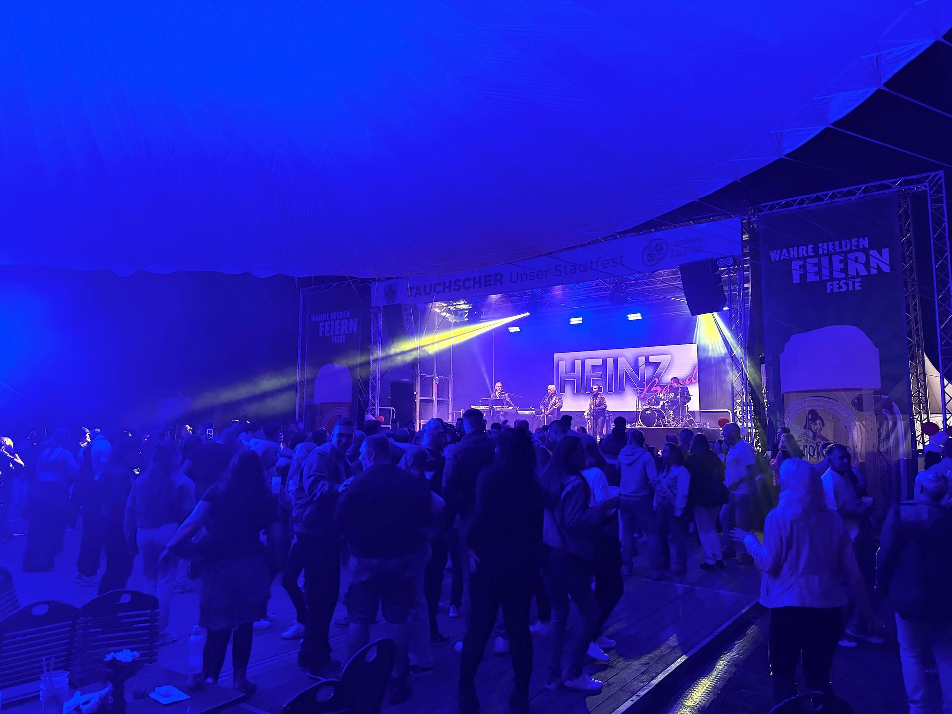 Volle Tanzfläche auf der Festwiese zum Stadtfest Tauchscher. (Foto: Taucha kompakt)