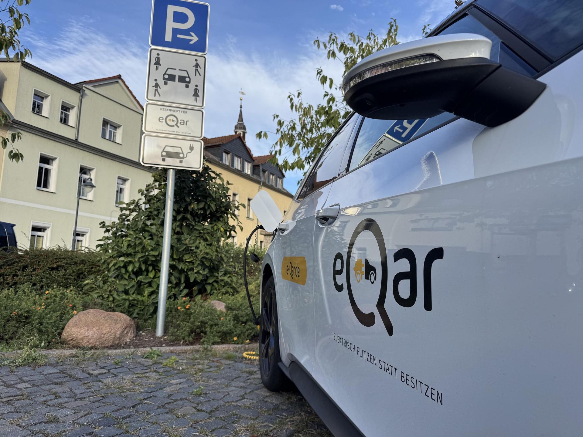 Nur noch bis 30. September stehen die Fahrzeuge der enviaM in Taucha. (Foto: Daniel Große)