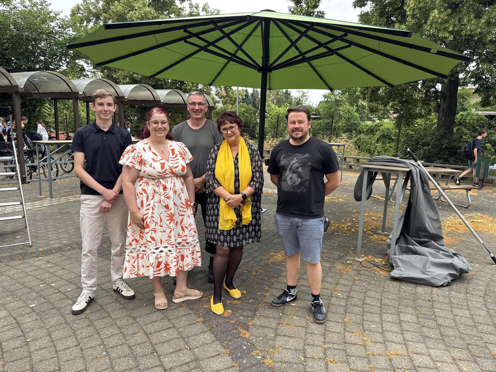 Freuen sich über die beiden Sonnenschirme: Schülervertreter Linus Putze, Fördervereins-Mitglied Bianca Schmidt, Hausmeister Dirk Hülle, Schulleiterin Kathrin Rentsch und der stellvertretende Schulleiter Richard Uhlich. (Foto: Daniel Große)