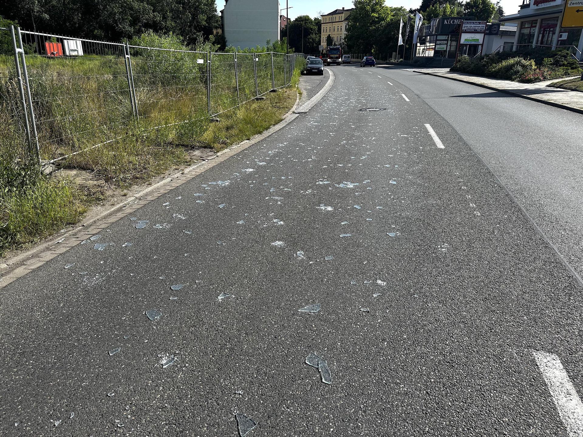 An mehreren Stellen auf der B87 lag Glas. (Foto: Daniel Große)