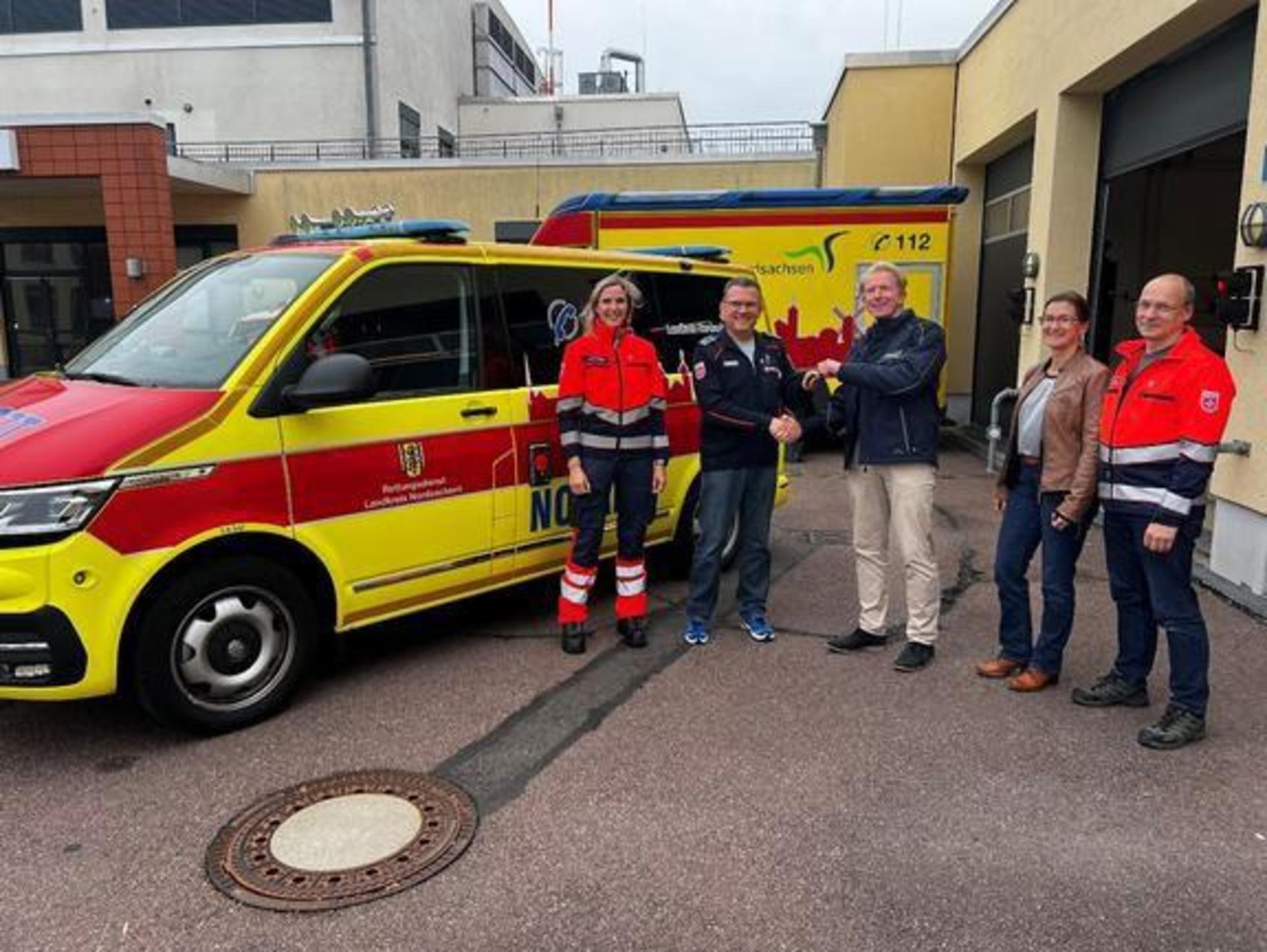Übergabe der neuen Notarzteinsatzfahrzeuge vor der Rettungswache in Schkeuditz. (Foto: LRA Nordsachsen)