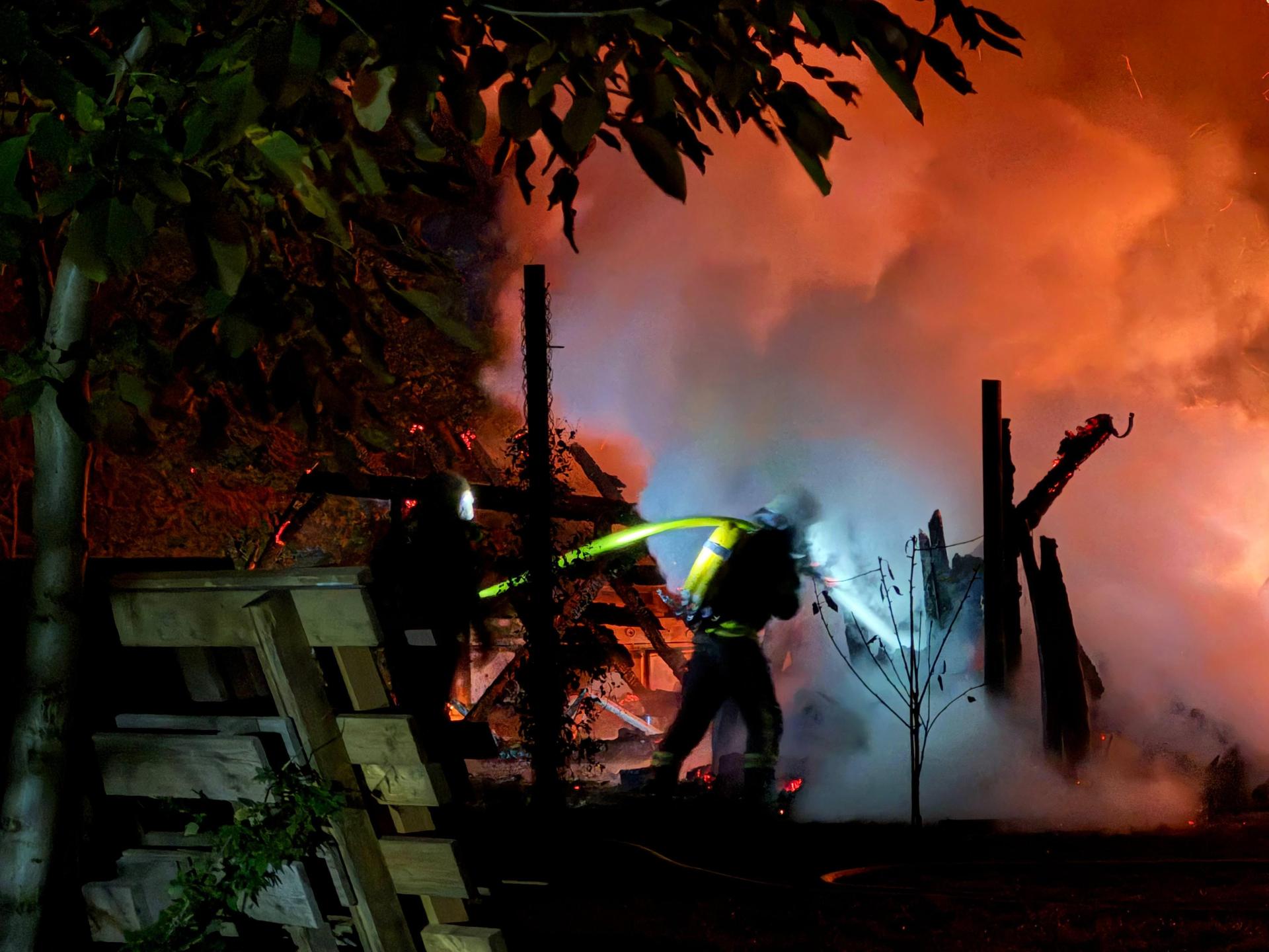 Die Laube stand in Vollbrand. (Foto: Freiwillige Feuerwehr Löbnitz)