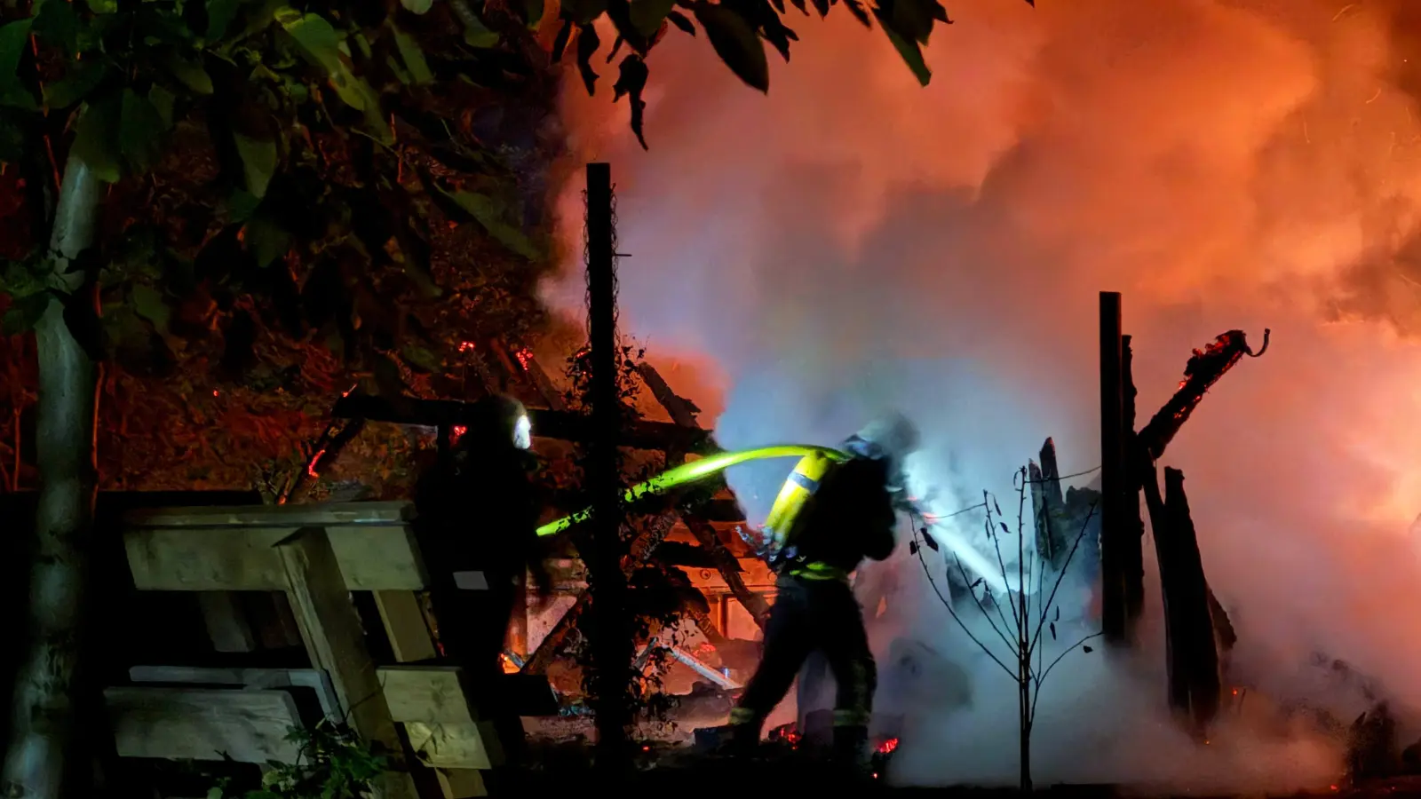 Die Laube stand in Vollbrand. (Foto: Freiwillige Feuerwehr Löbnitz)