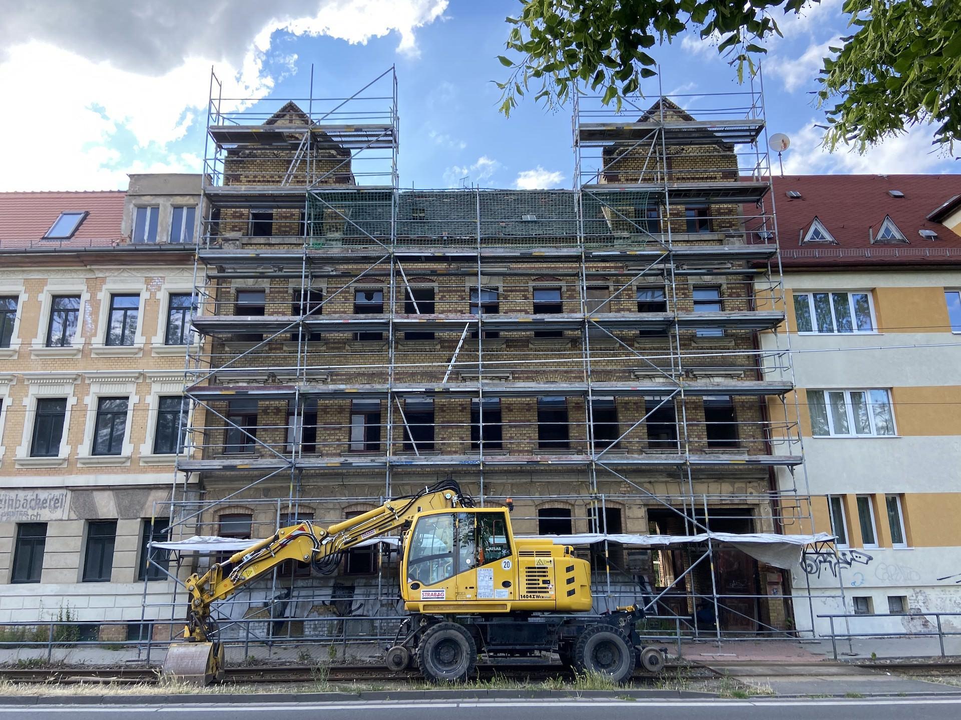 Der Bagger täuscht – er gehört zu den Bauarbeiten der Leipziger Verkehrsbetriebe vor dem Haus. An der “Villa Taucha” tut sich seit Jahren nichts. (Foto: taucha-kompakt.de)