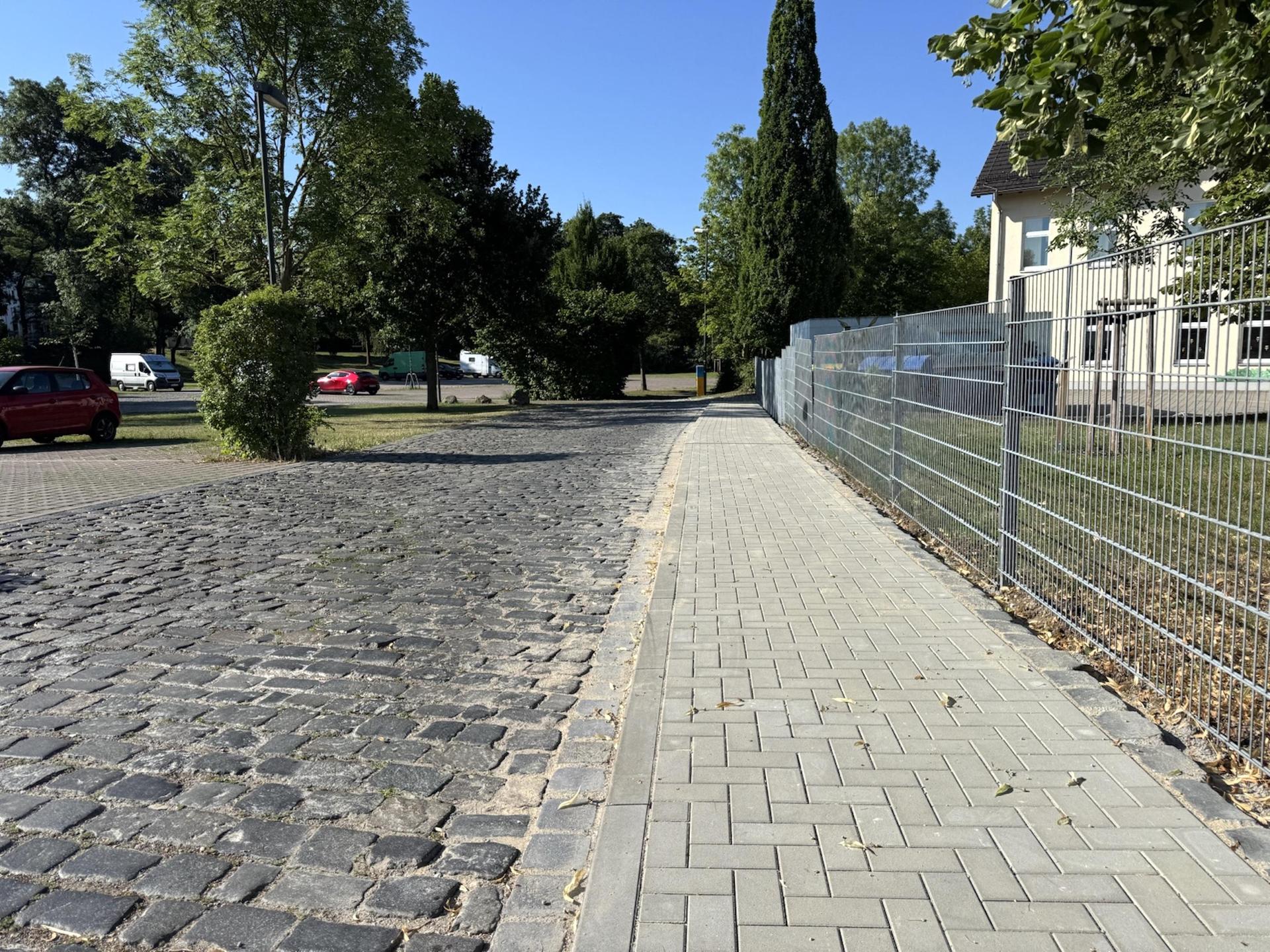 Der Fußweg soll für mehr Sicherheit sorgen. Bislang existierte dort nur ein unbefestigter Weg ohne Bordstein. (Foto: Daniel Große)