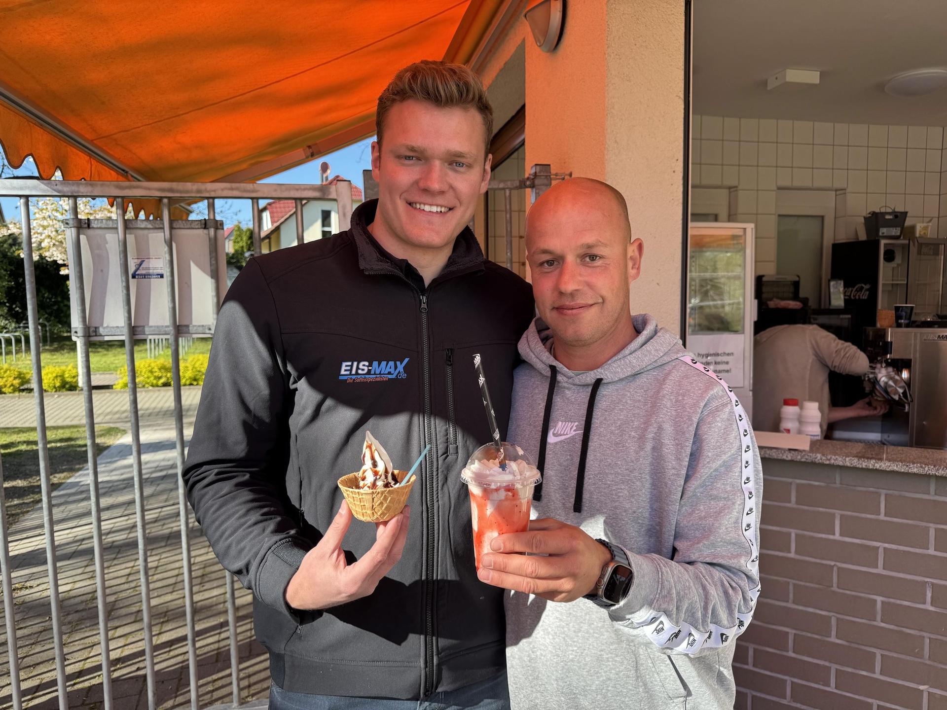 Maximilian Manthey vom Unternehmen Eis-Max (l.) und PartheBad-Imbiss-Betreiber Frank Frentrop zeigen die neuen Produkte. (Foto: Daniel Große)