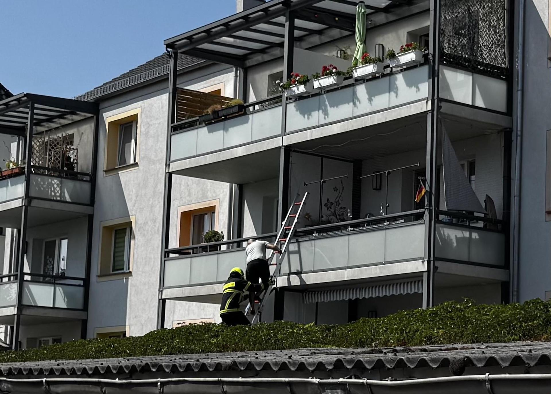 Die Feuerwehr holte einen Bewohner und ein Kleinkind per Leiter vom Balkon. (Foto: Daniel Große)