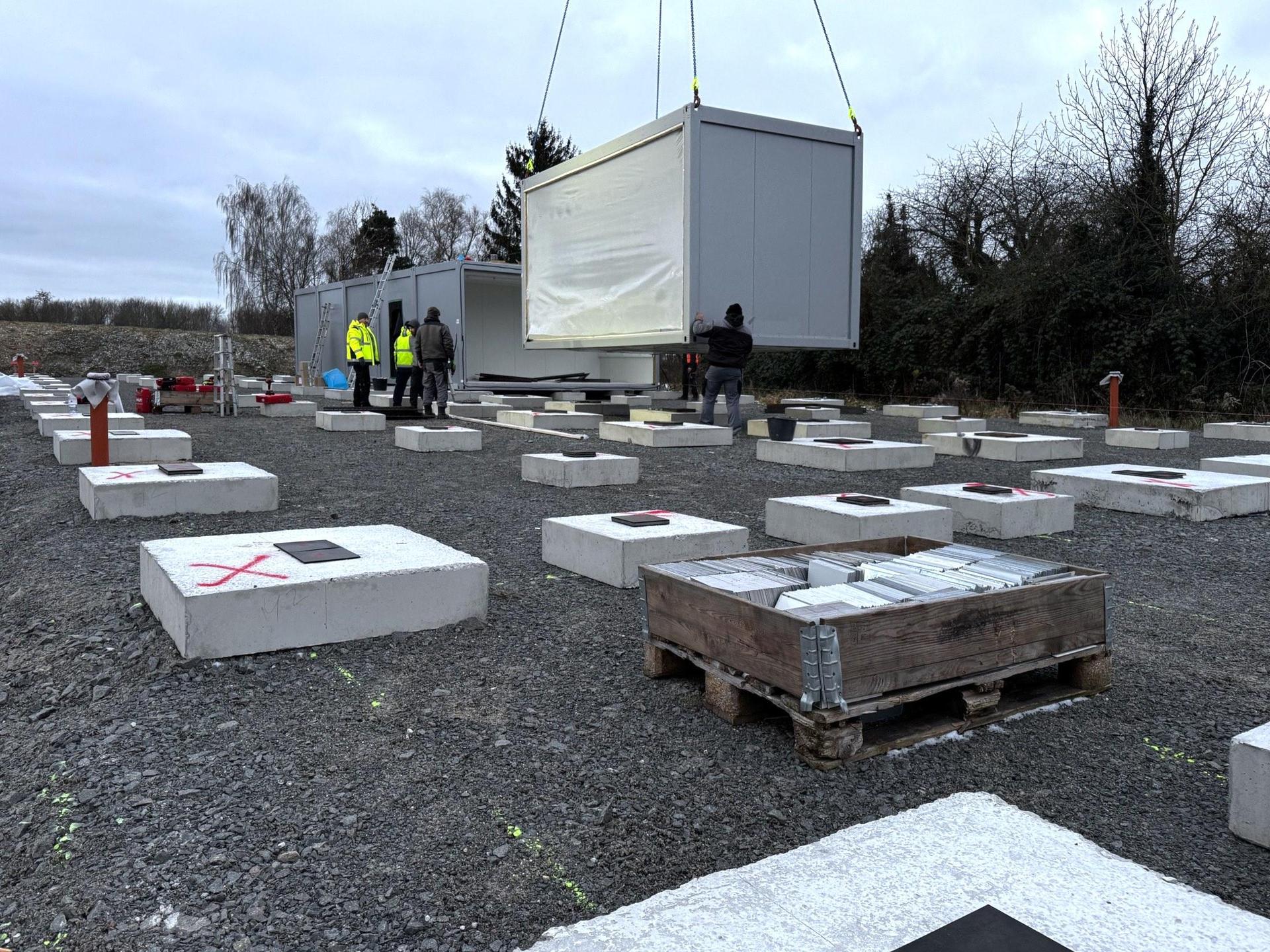 Nun sollen alle Container für die Grundschule 3 schnell geliefert und aufgestellt werden. (Foto: Daniel Große)