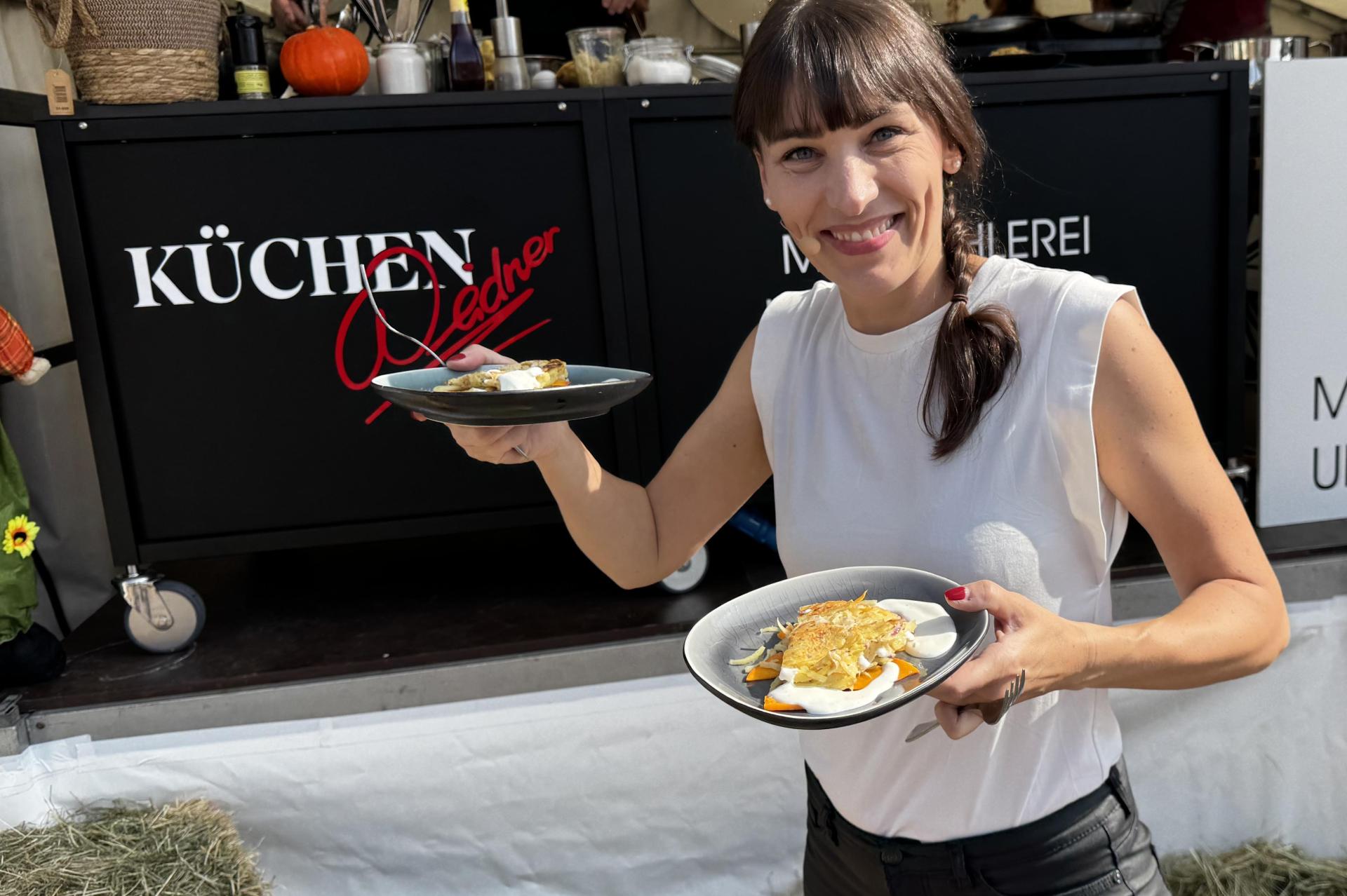 Die „Sachsenmuddi” Kristina vom Dorf unterhielt und animierte auf dem Herbstmarkt die Besucher. (Foto: Daniel Große [danielgrosse] (info@taucha-kompakt.de, dg24))