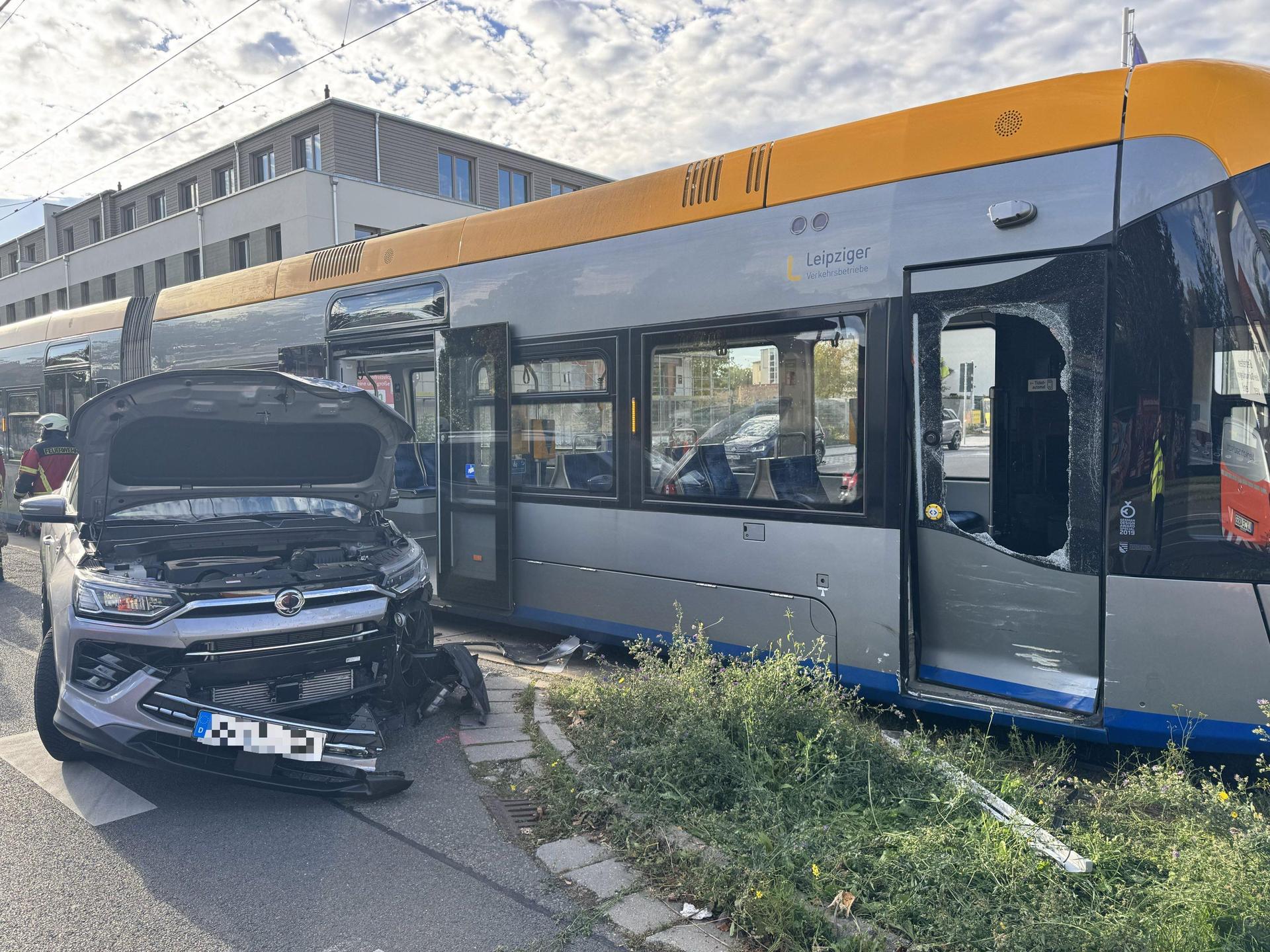 Sowohl der PKW als auch die Straßenbahn wurden erheblich beschädigt. (Foto: Daniel Große)