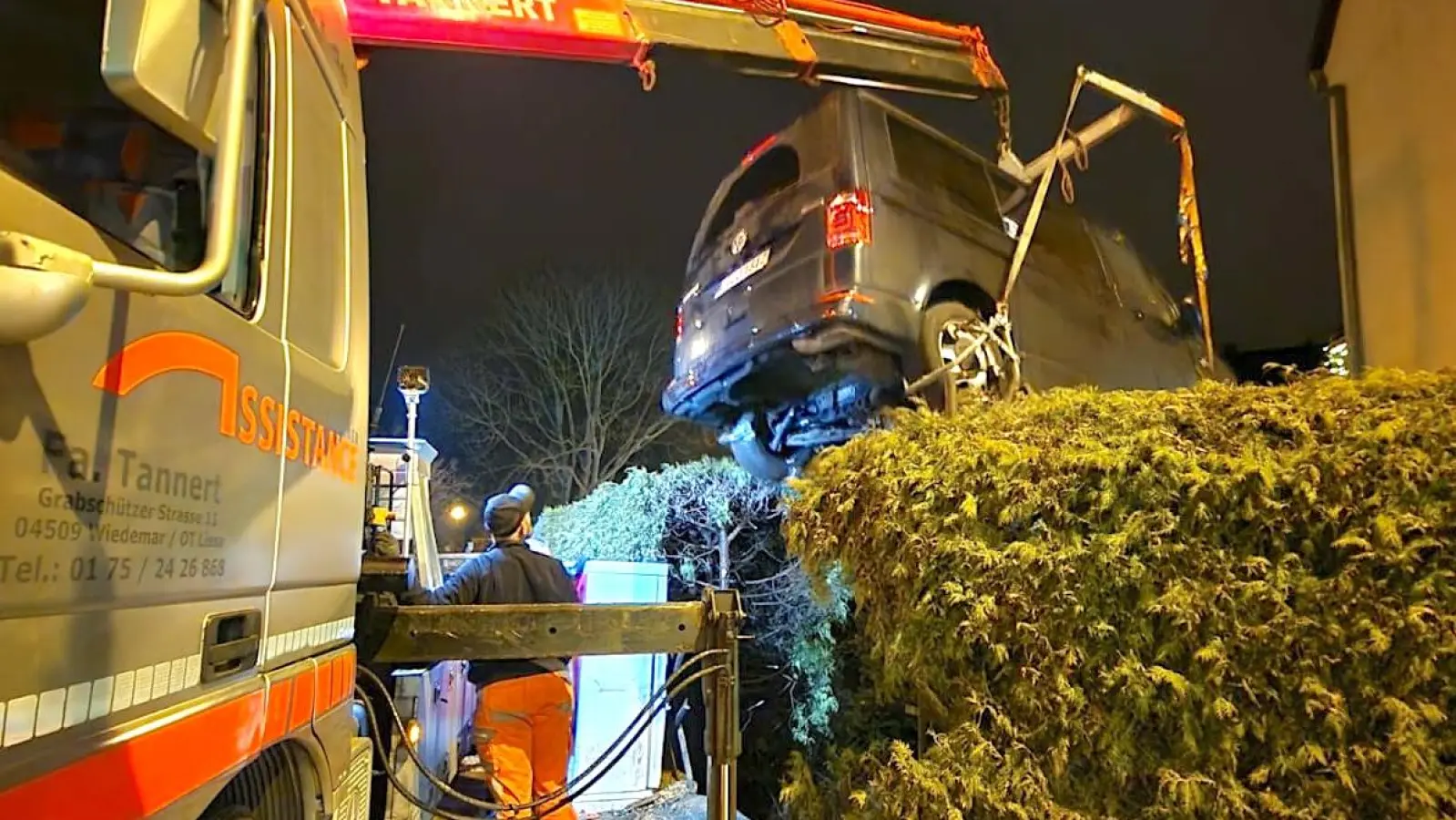 Der Kleinbus wurde in der Nacht aus dem Grundstück geborgen (Foto: privat)
