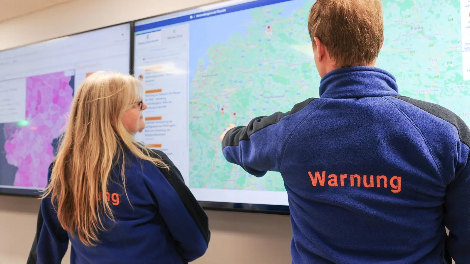 Mitarbeiter in der Warnzentrale des Bundesamtes für Bevölkerungsschutz und Katastrophenhilfe (Foto: BBK)