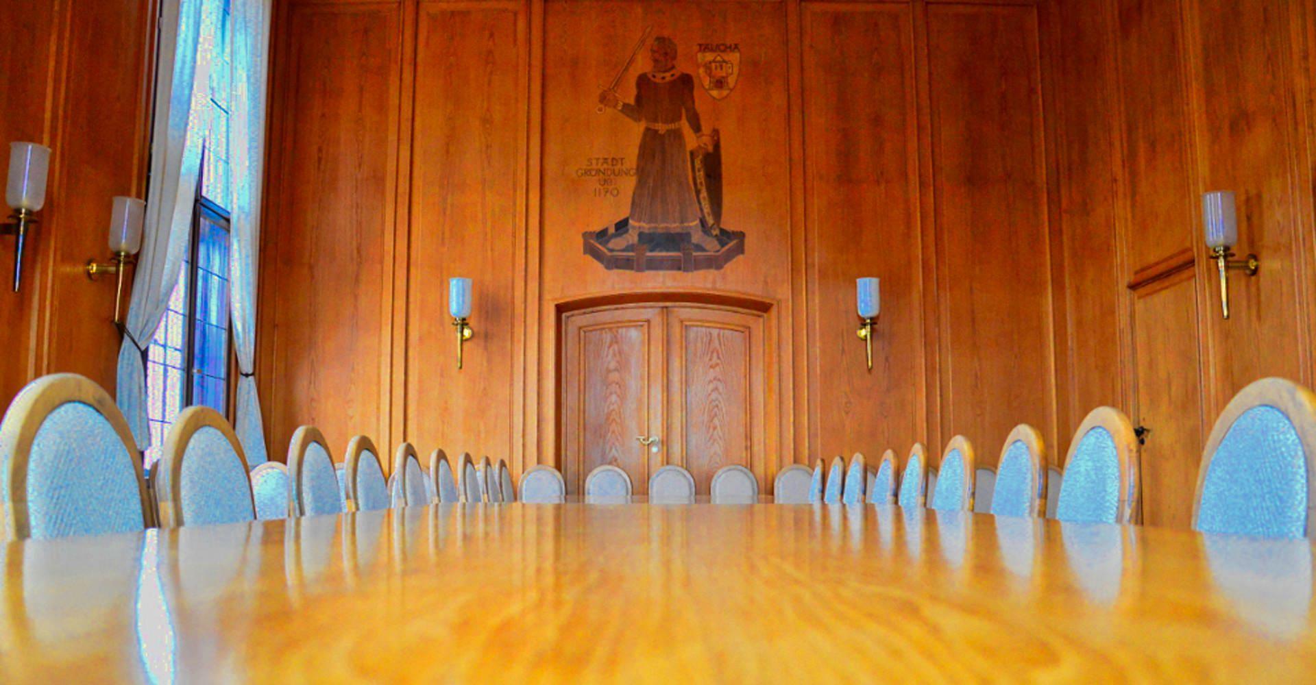 Der Ratssaal „Erzbischof Wichmann” mit seinem Namensgeber. Erzbischof Wichmann von Magdeburg verlieh um 1170 dem Ort Taucha (damals Cothug) das Stadtrecht. (Foto: Taucha kompakt)