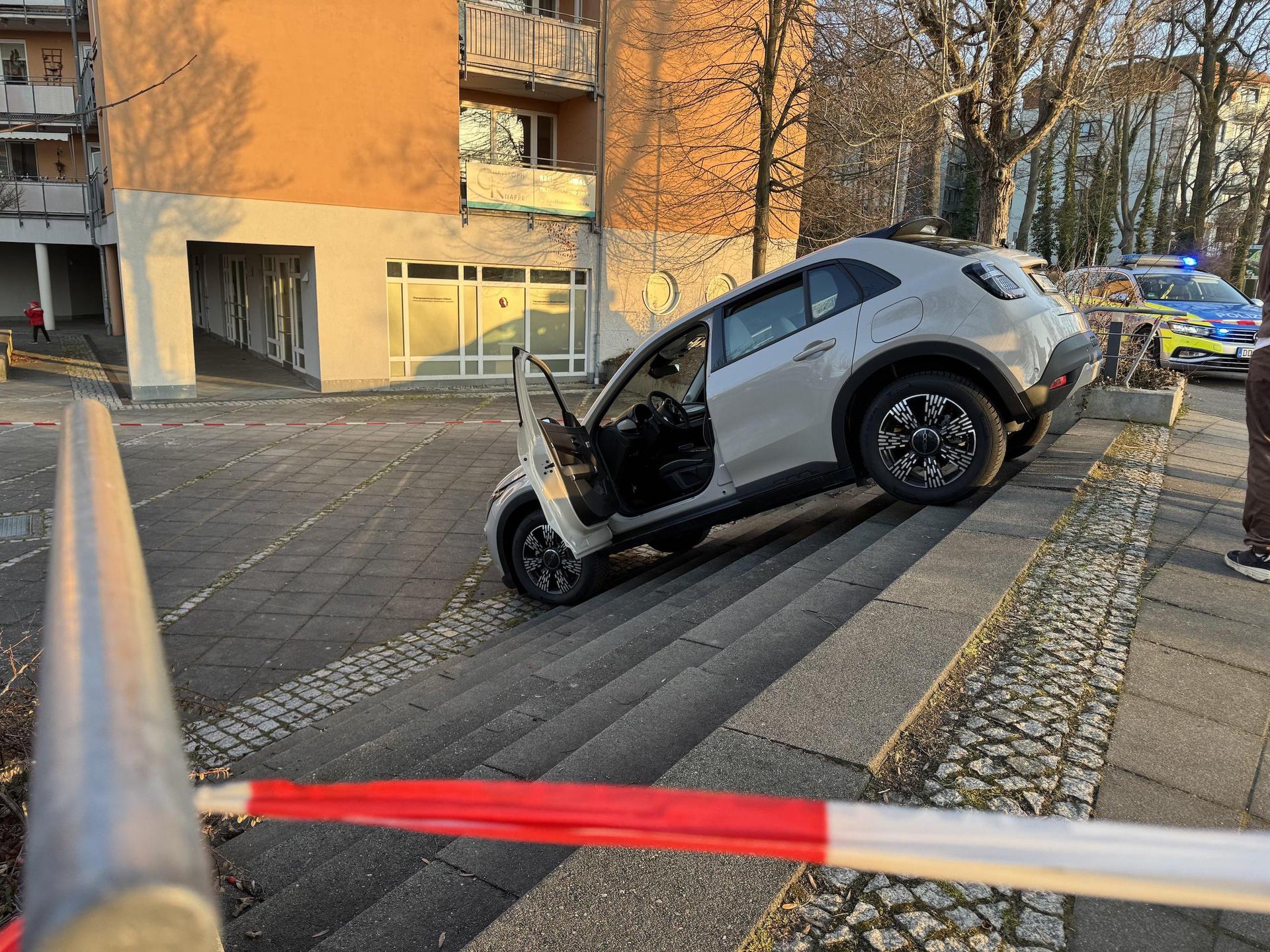 Der Fiat 600 in misslicher Lage. (Foto: Daniel Große)