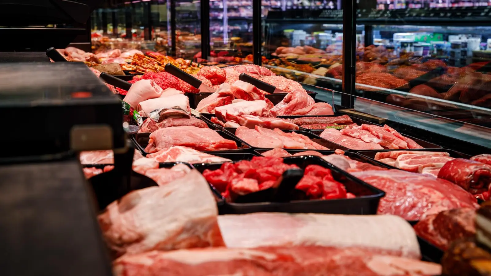 An der Bedientheke stets frisch: Fleisch, Wurst und Fisch. (Foto: Anzeige)