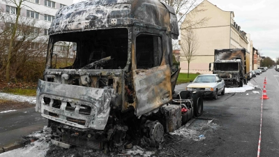 Die Fahrzeuge brannten vollständig aus (Foto: EHL-Media)