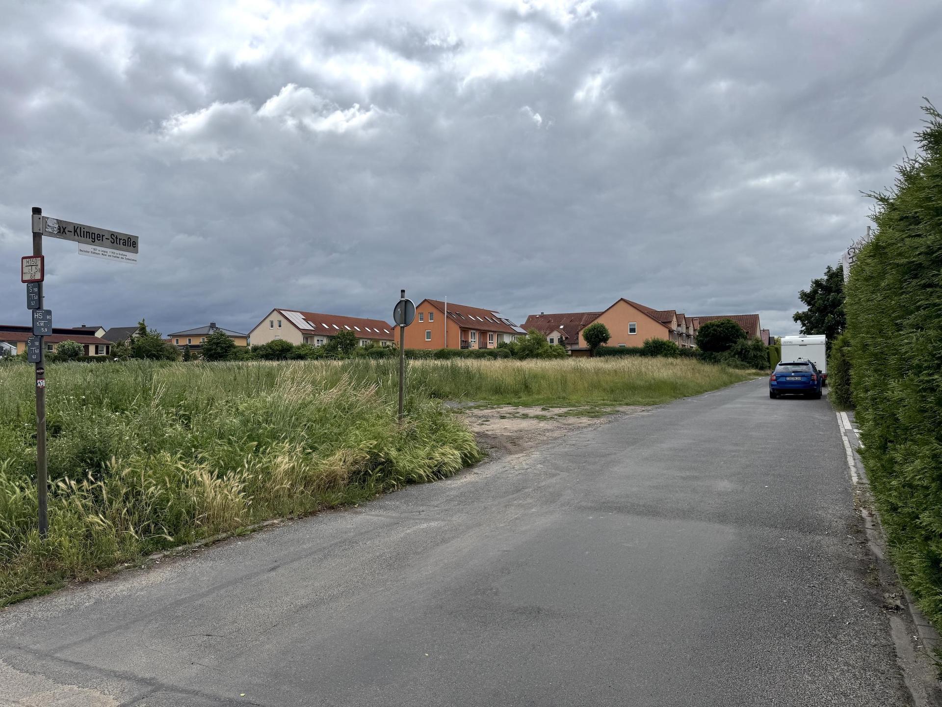 In der Max-Klinger-Straße fehlen Fußwege. Die CDU Taucha will das gern ändern lassen. (Foto: Daniel Große)