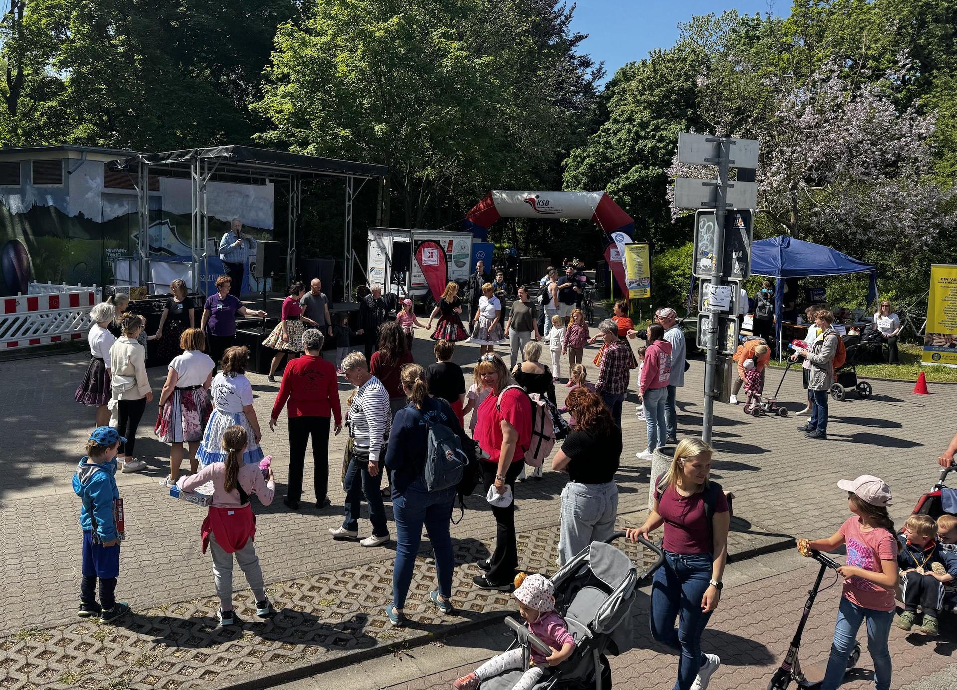 Die Black Hill Dancers gaben bei „Taucha trifft sich” in diesem Jahr einen Einblick in den Square Dance. (Foto: Daniel Große)