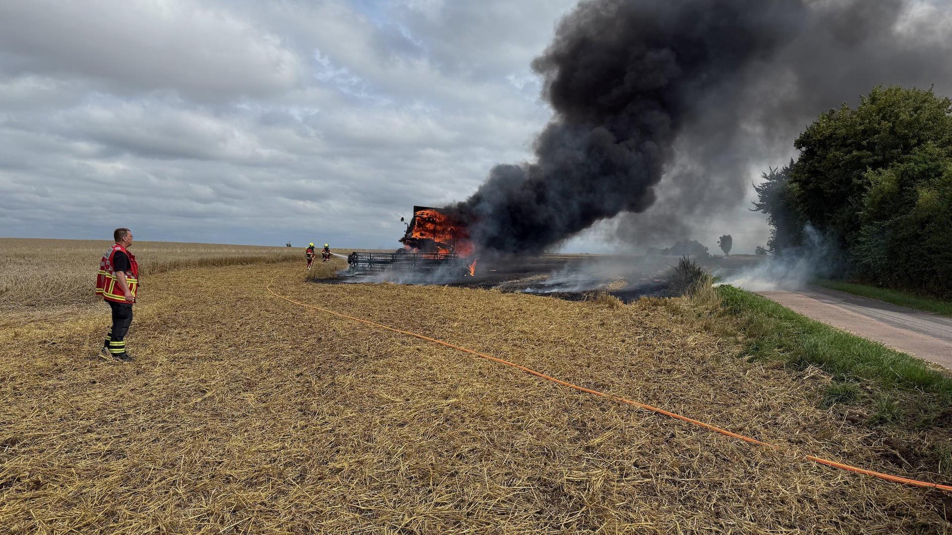 Hinter dem Schwarzen Berg brannte ein Mähdrescher. (Foto: Freiwillige Feuerwehr Taucha)