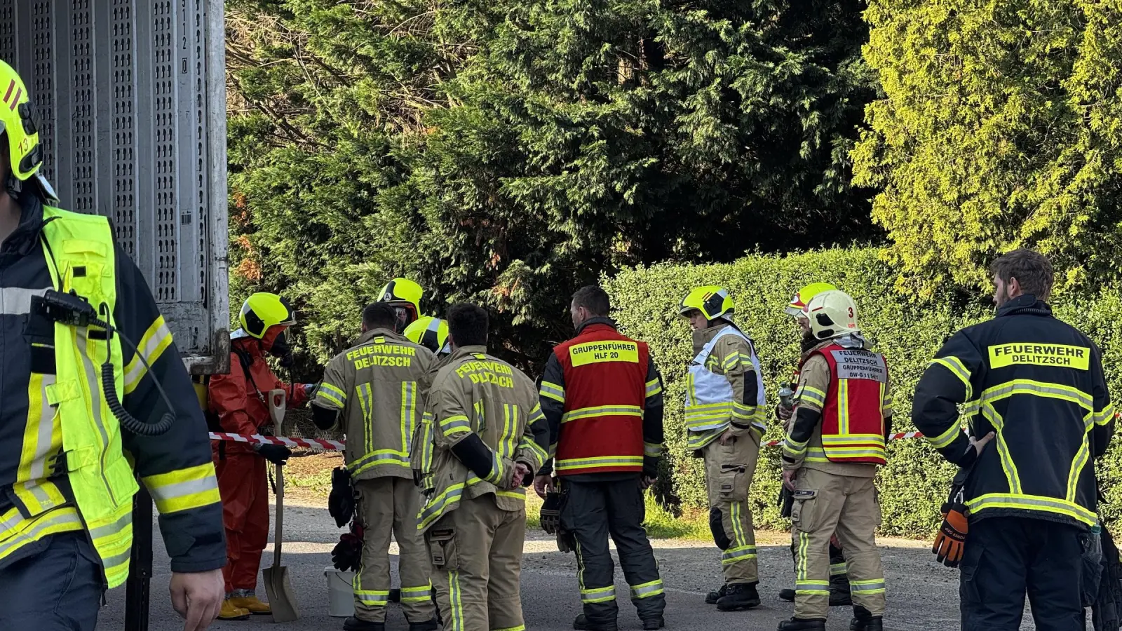 Die Sicherung des Fasses fand unter Vollschutz statt. (Foto: Daniel Große)
