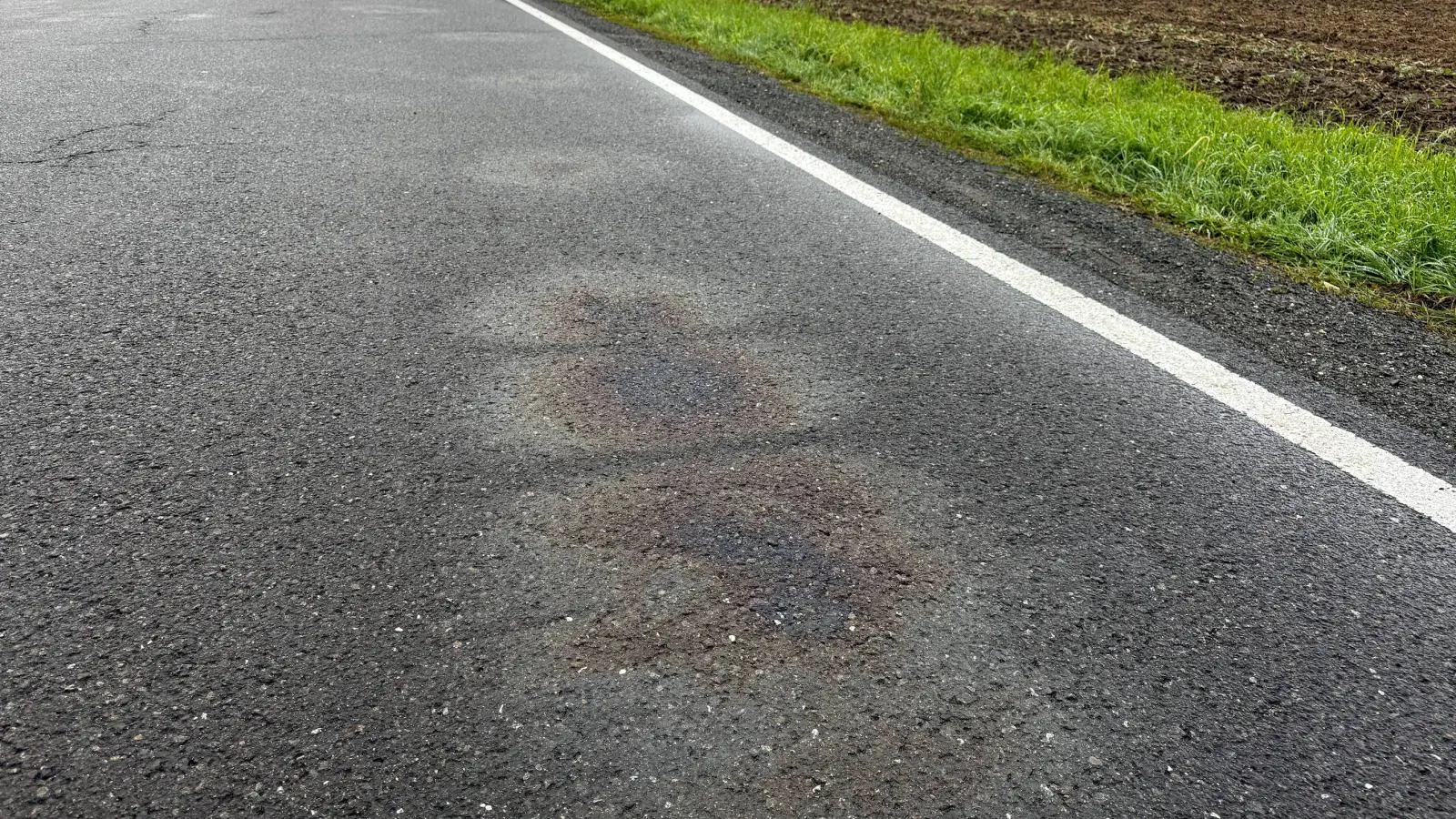 Die Straße ist übersät von Ölspuren. Waren sie der Unfallauslöser? (Foto: Daniel Große)