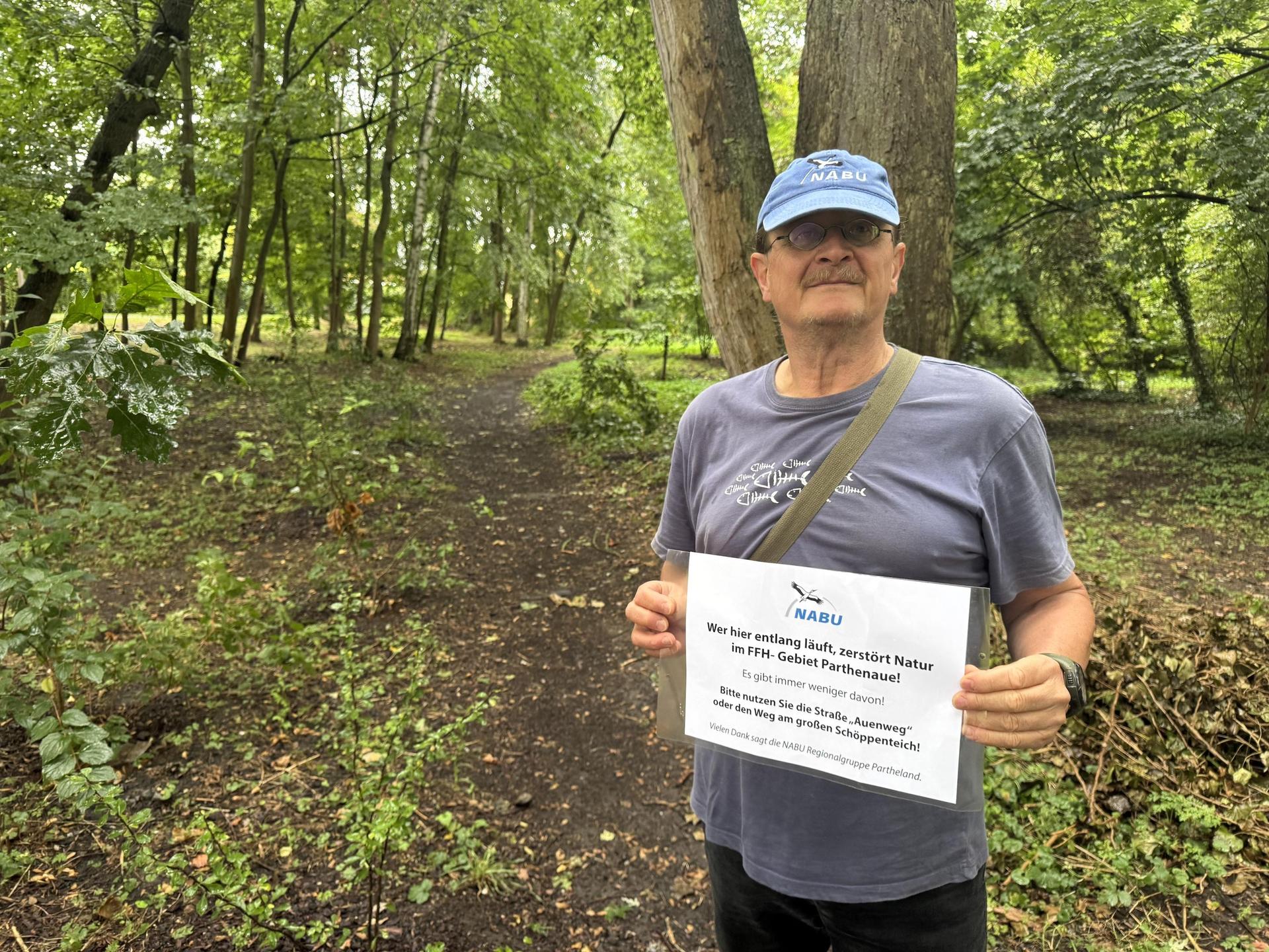 Heiko Thonig von der NABU Regionalgruppe Partheland klärt unter anderem mit solchen Schildern auf, dass der Trampelpfad im Schutzgebiet unerwünscht ist. (Foto: Daniel Große)