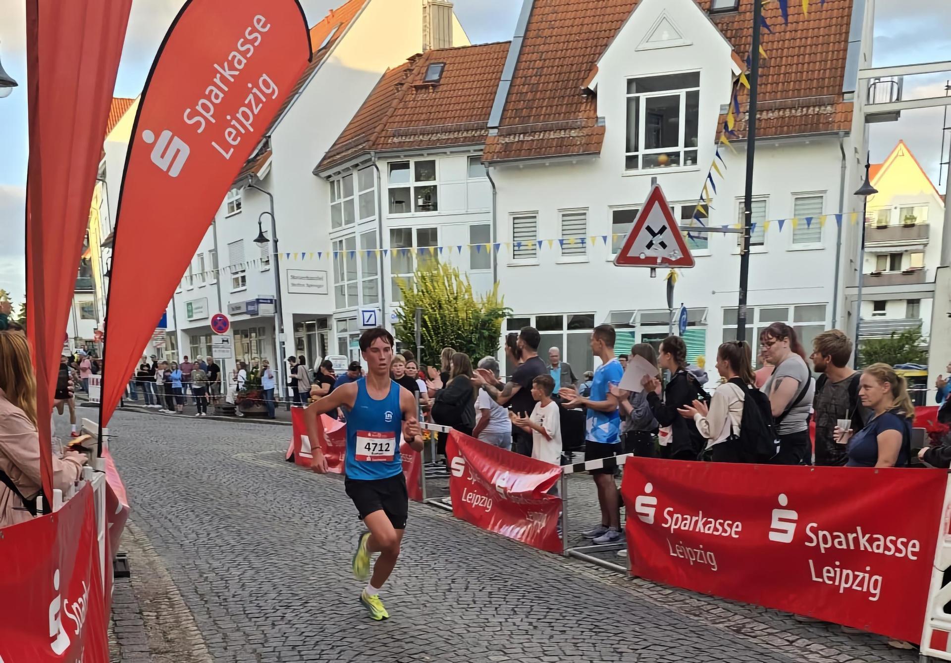 Der 20. Sparkassen-Tauchscher-Stadtlauf zog auch dieses Jahr viele Schaulustige und Fans an die Laufstrecke. (Foto: LC Taucha e.V.)