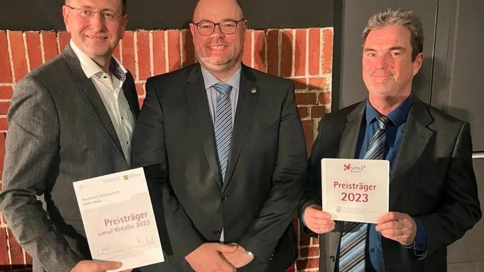 OBM David Schmidt (Mitte) freut sich mit den Projektpartnern über das Preisgeld (Foto: Stadt Oschatz)