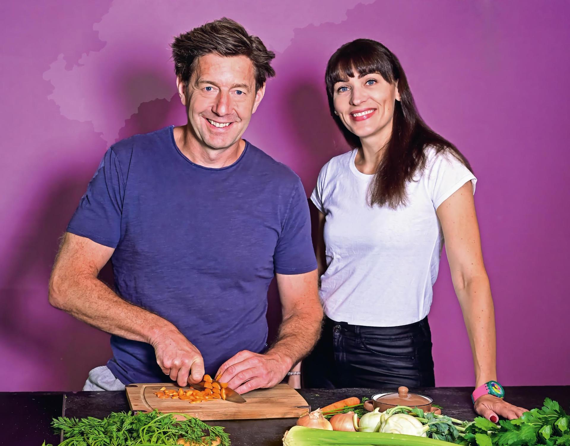 Die „Sachsen-Muddi” Kristina Zorniger und Fernsehkoch Jörg Färber kommen am Sonntag zum Herbstmarkt nach Taucha. (Foto: Christian-Verlag)