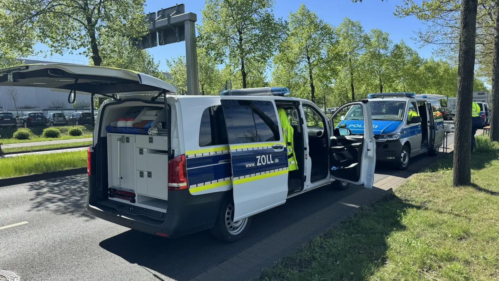 Auch der Zoll ist vor Ort. (Foto: Daniel Große)