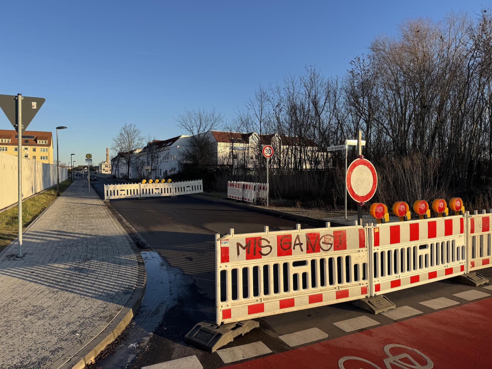 Die Straße An der Gartenstadt ist derzeit im Kreuzungsbereich Dewitzer Straße gesperrt. (Foto: Daniel Große)