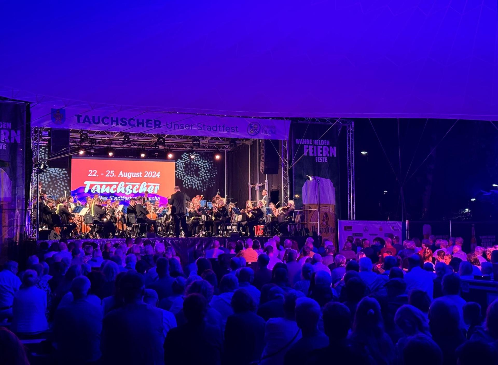 Über 400 Gäste lauschten den Klängen des Jugendsinfonieorchesters Leipzig zum Auftakt in den Tauchscher. (Foto: Daniel Große)