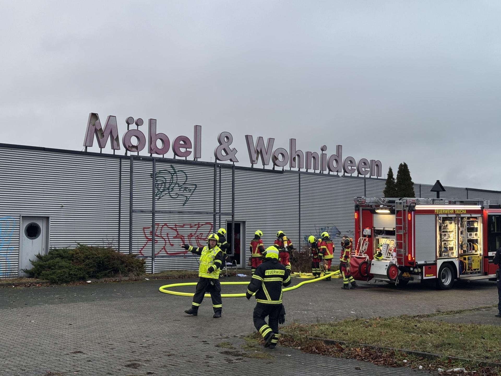 Erneut musste die Freiwillige Feuerwehr Taucha zum ehemaligen Möbel Joker ausrücken. (Foto: Daniel Große)