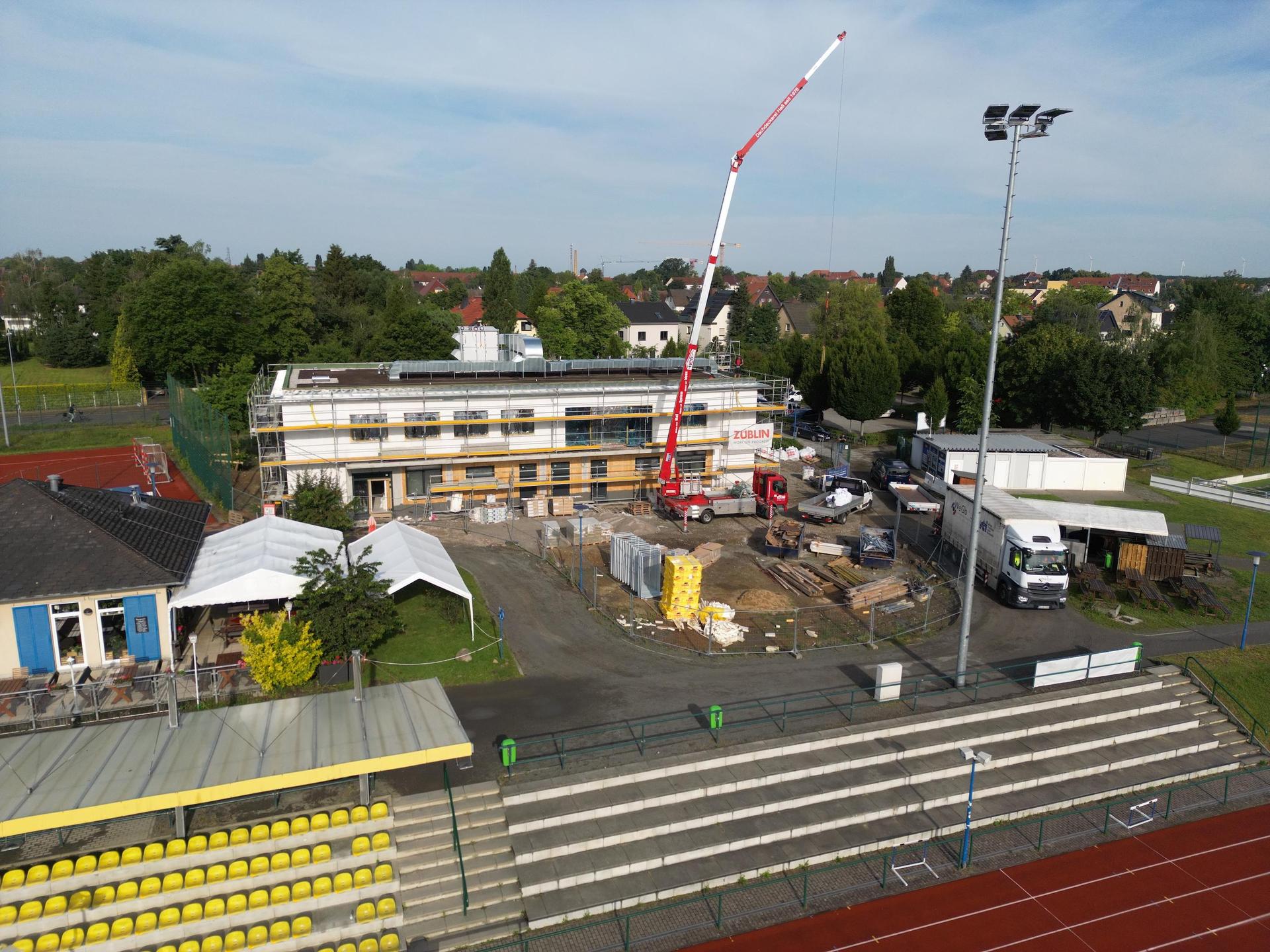 Das neue Funktionsgebäude auf dem Kriekauer Sportplatz nähert sich der Fertigstellung. (Foto: Daniel Große)