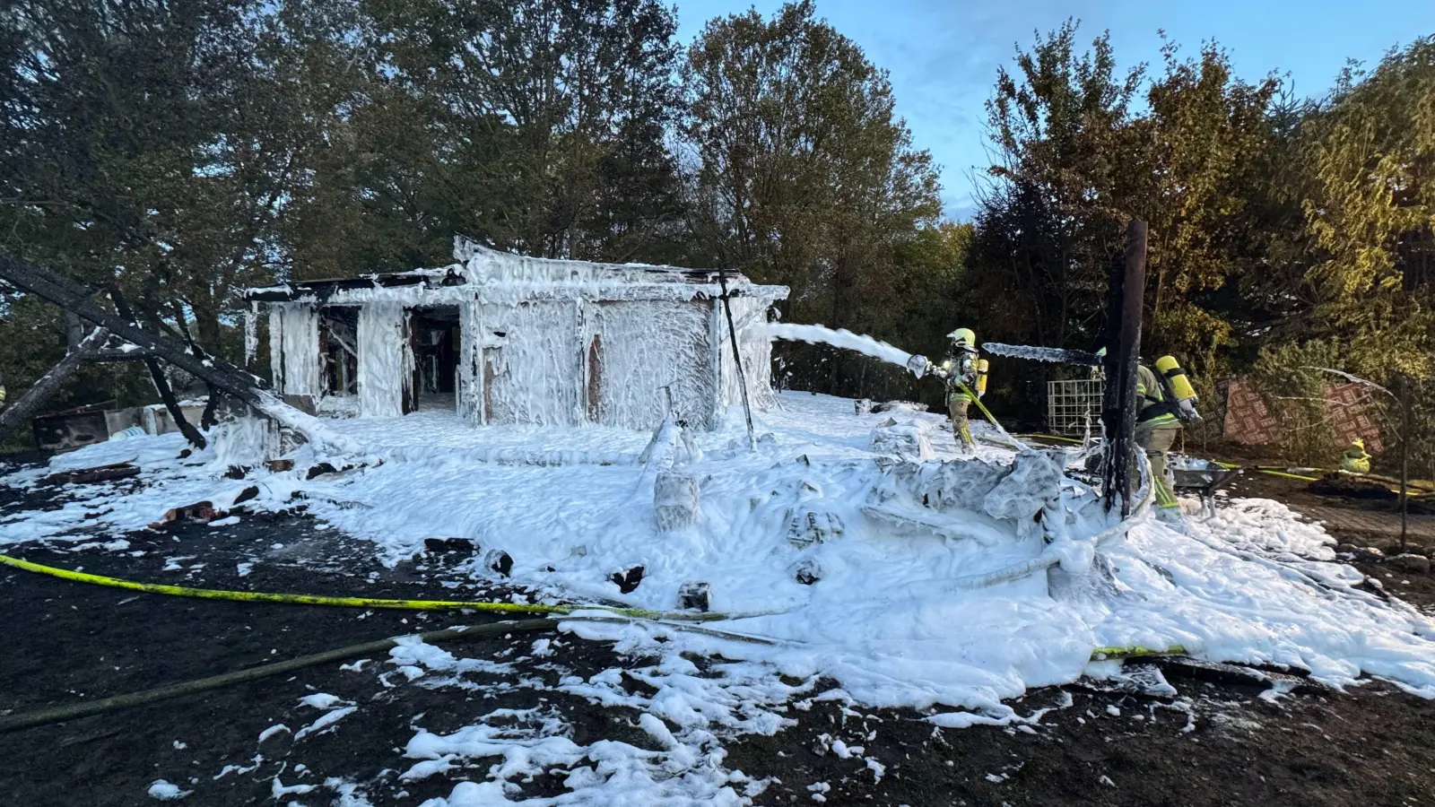 Am Morgen erfolgten Restablöschungen mit Schaum. (Foto: Freiwillige Feuerwehr Löbnitz)