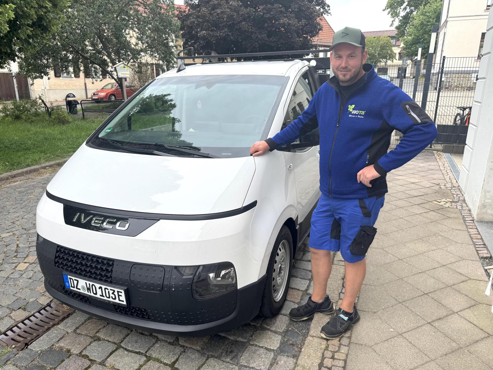 Hausmeister Stefan Rüdiger ist zufrieden mit dem neuen elektrischen Transporter. (Foto: Daniel Große)