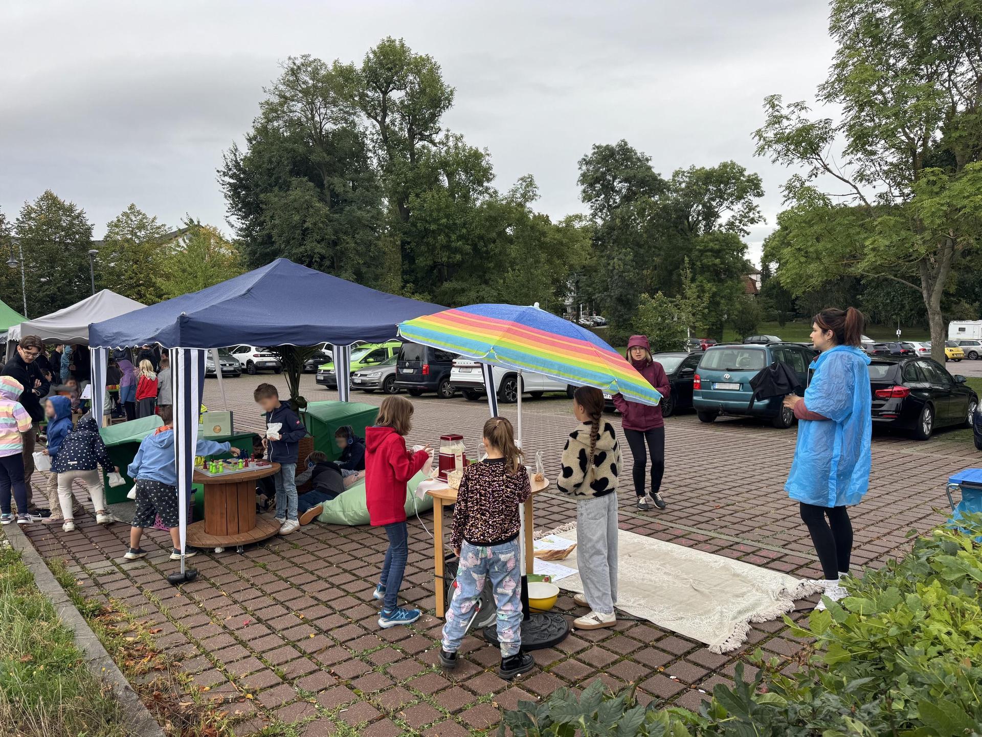 Ein Teil des Parkplatzes an der Festwiese wurde heute zum gemeinsamen Erlebnisort von Grundschule Am Park und Geschwister-Scholl-Gymnasium. (Foto: Daniel Große)