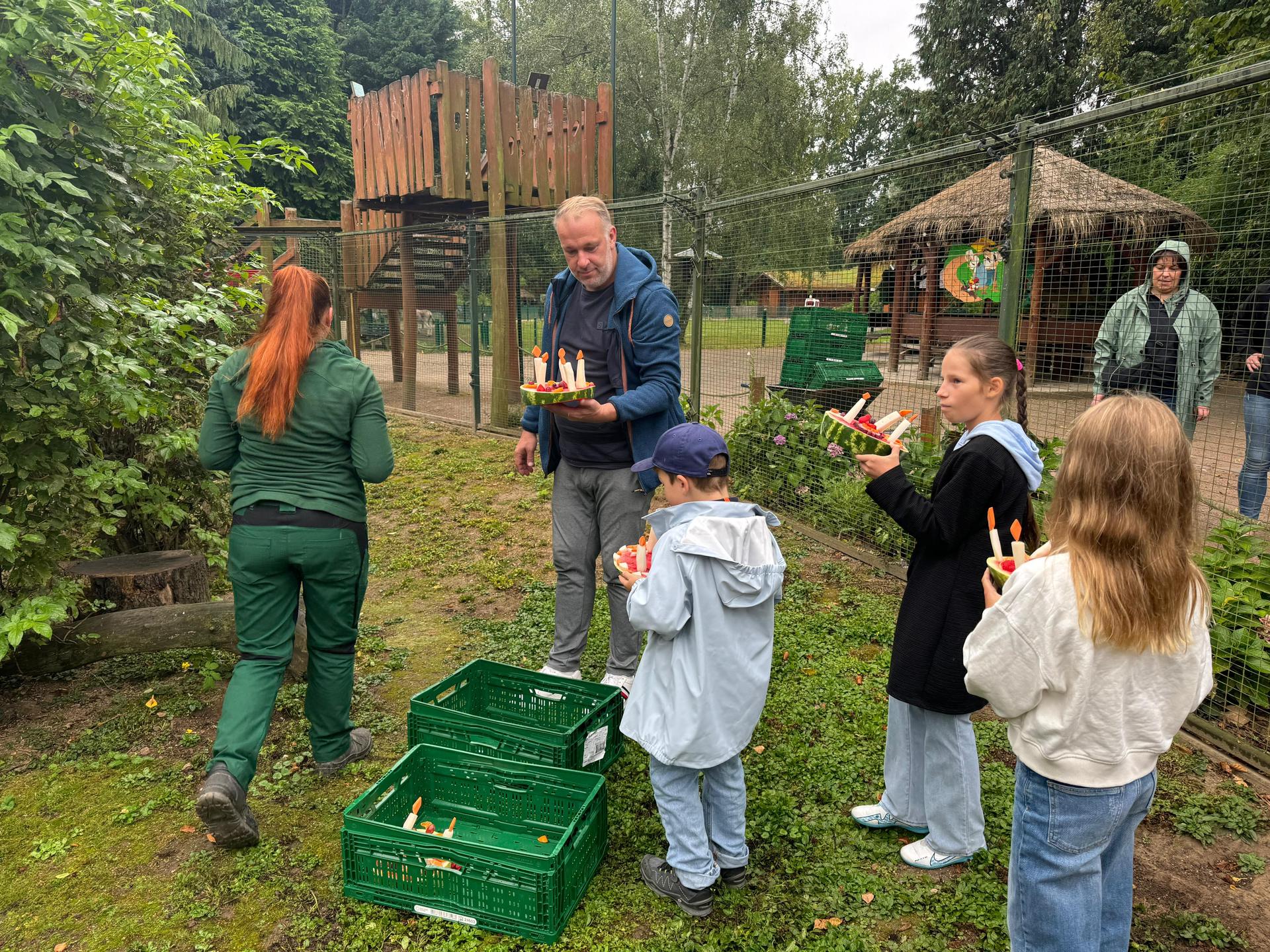 Thomas Potrzebski und Kinder von Mitarbeiterinnen und Mitarbeitern bringen gebastelte Leckereien in den Tierpark Eilenburg. (Foto: EDEKA Potrzebski)