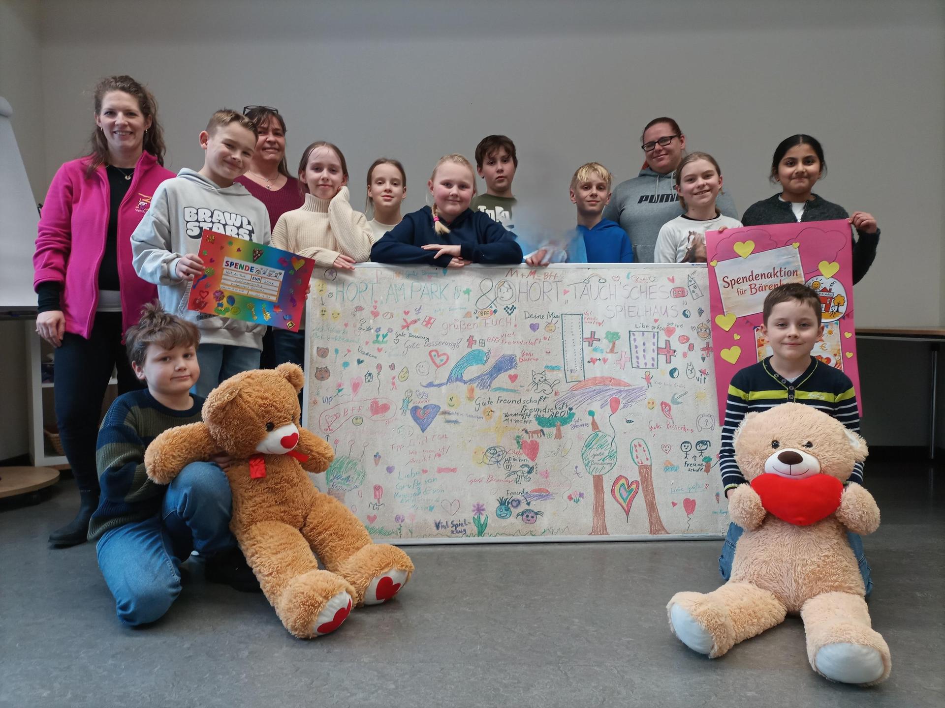Die Kinder der Horte bei der Übergabe der Spenden im Kinderhospiz Bärenherz. (Foto: privat)
