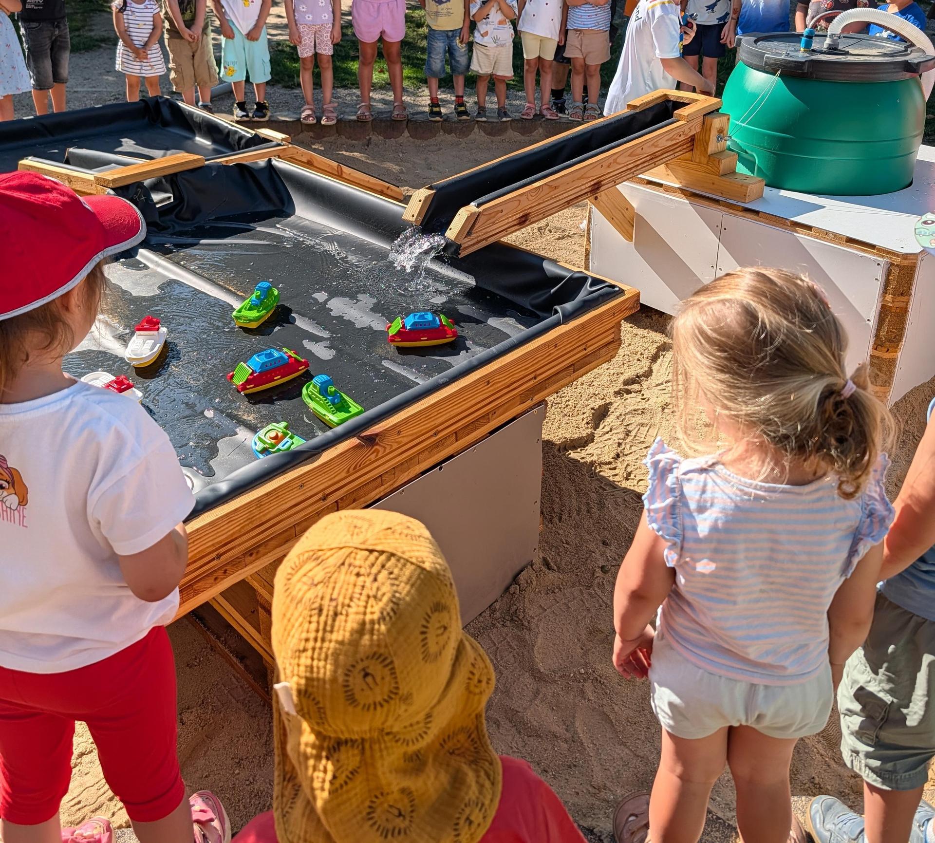 In der Kita Grashüpfer gibt es nun einen Wasserspielplatz. (Foto: Kita Grashüpfer)