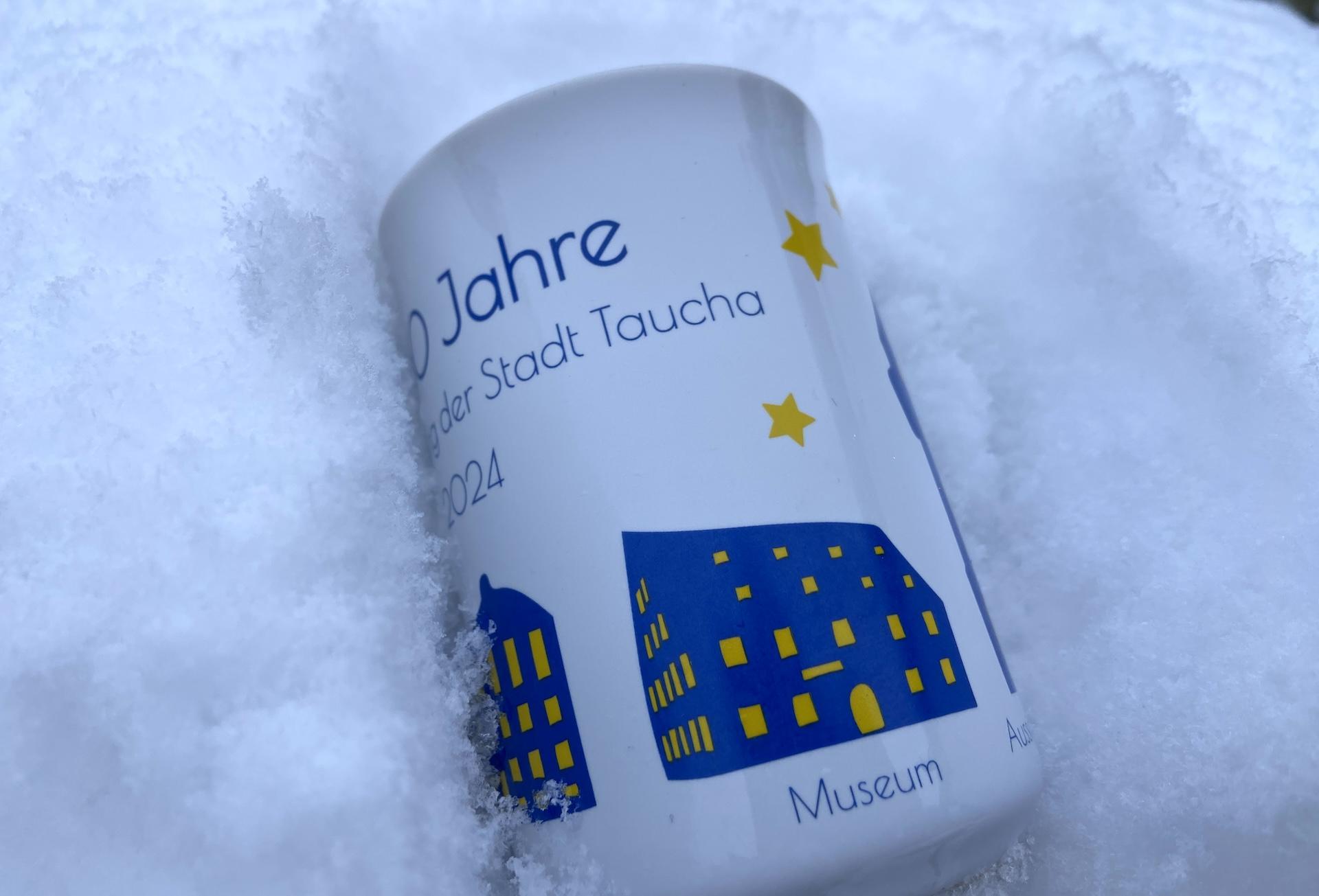 Die Jubiläumstasse mit falsch beschriftetem Haus. (Foto: taucha-kompakt.de)