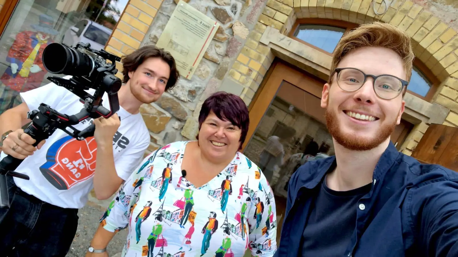 Die Tauchaer Hobby-Historikerin Birgit Richter mit den Filmemachern Carl Schwarz (l.) und Jonas Juckeland (Foto: taucha-kompakt.de)
