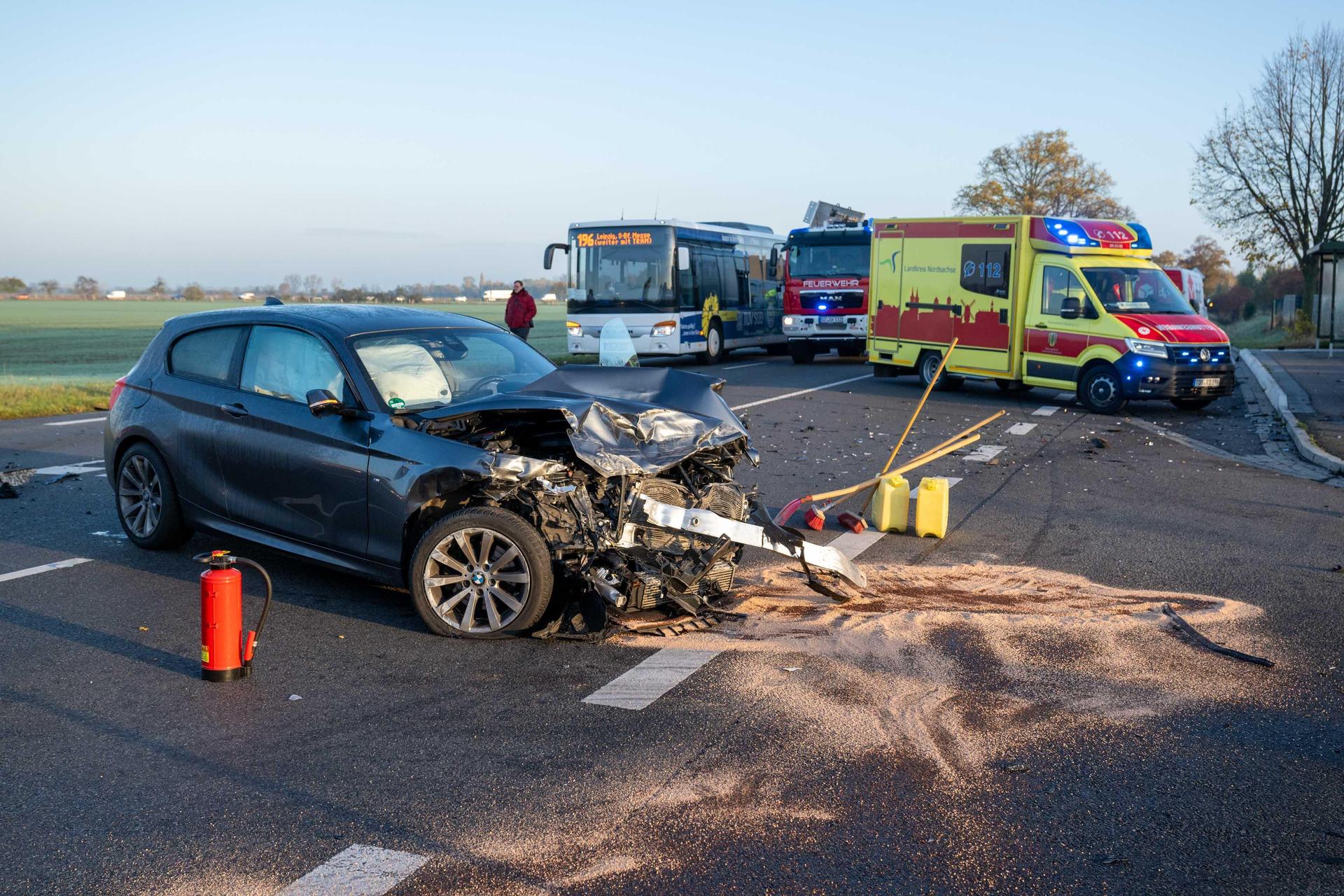 Am Unfallort zeigt sich ein erhebliches Schadensbild. (Foto: EHL Media / Erik-Holm Langhof)