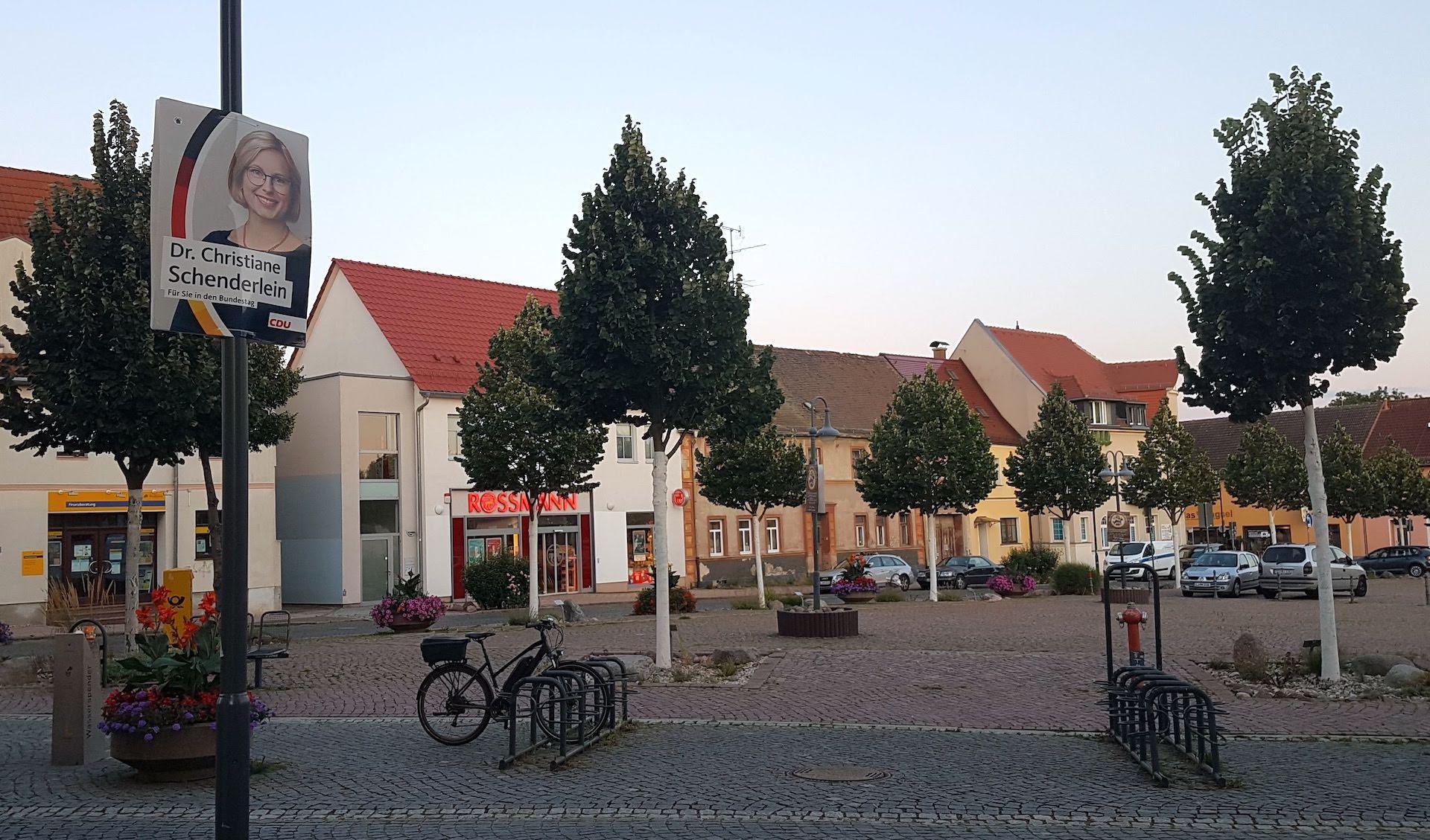 Wie hier an Tauchas Markt hingen an weiteren Stellen in der Stadt bereits gestern die ersten Wahlplakate der CDU. (Foto: taucha-kompakt.de)