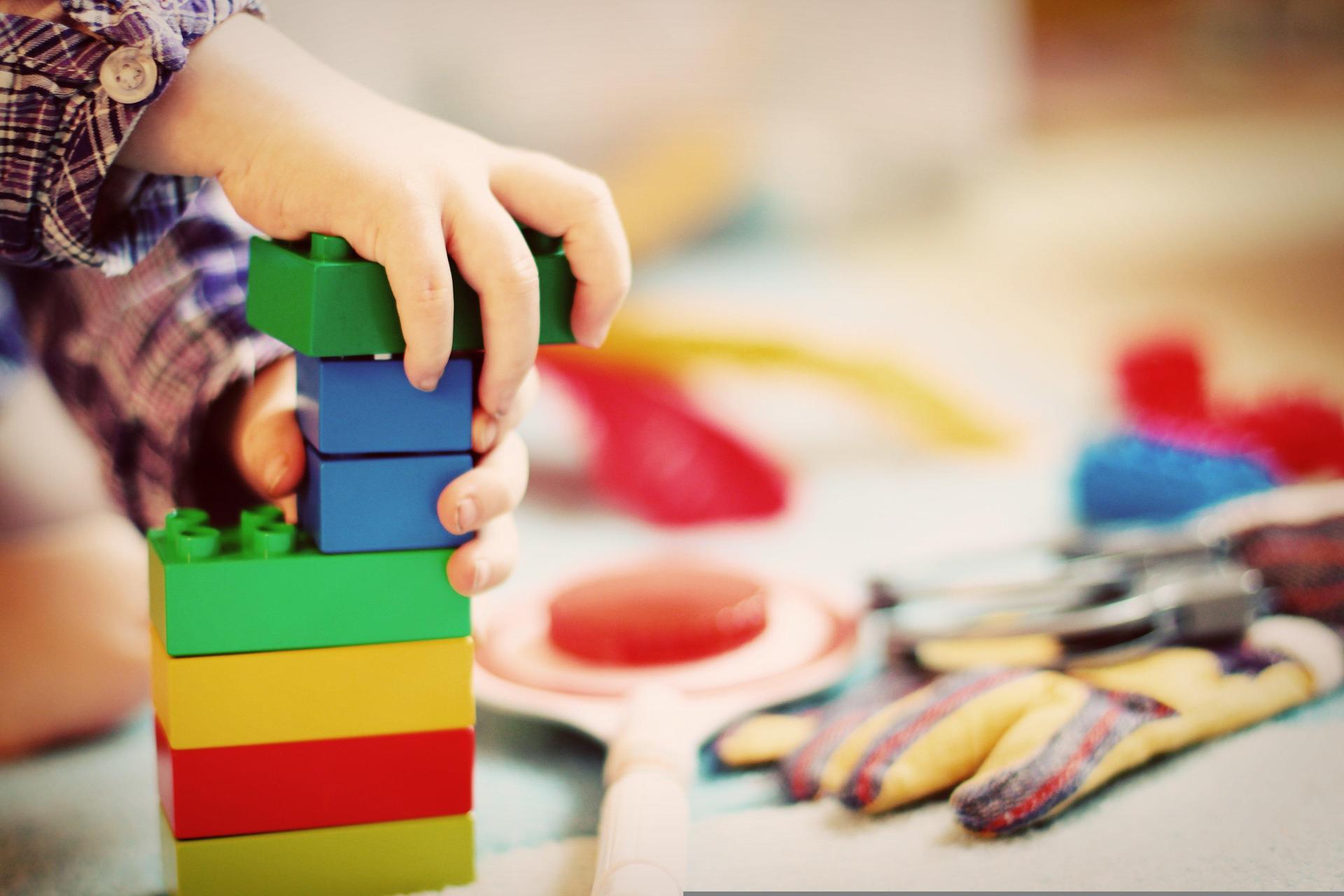 Eltern müssen für die Kinderbetreuung ab Januar tiefer in die Tasche greifen. (Foto: FeeLoona auf Pixabay)