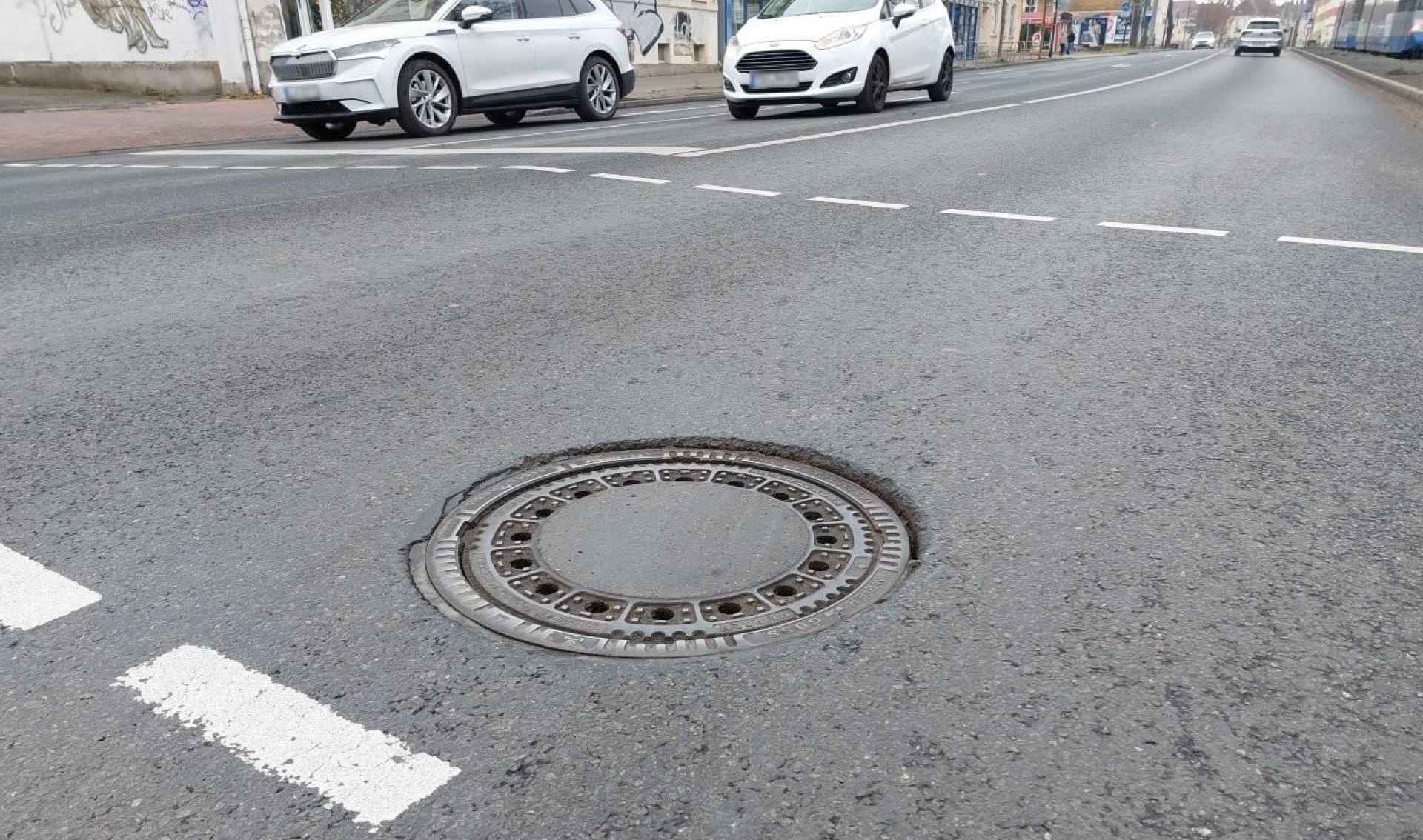 An diesem Schacht auf der B 87 wird gearbeitet. (Foto: Stadtverwaltung Taucha)