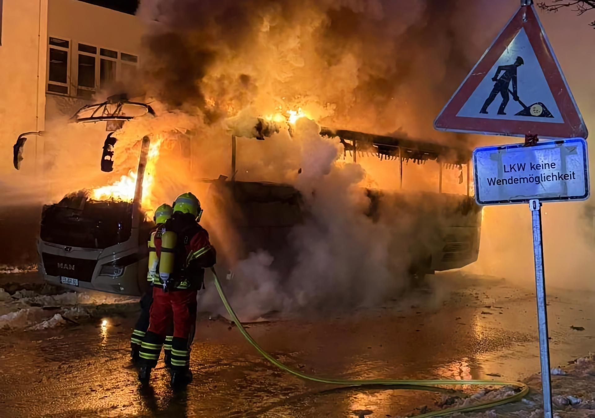 Der Bus brannte vollständig aus. (Foto: Freiwillige Feuerwehr Taucha)