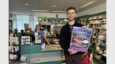 Jonas Juckeland mit dem Plakat zur Filmpremiere in der Buchhandlung LeseLaune. (Foto: Daniel Große)
