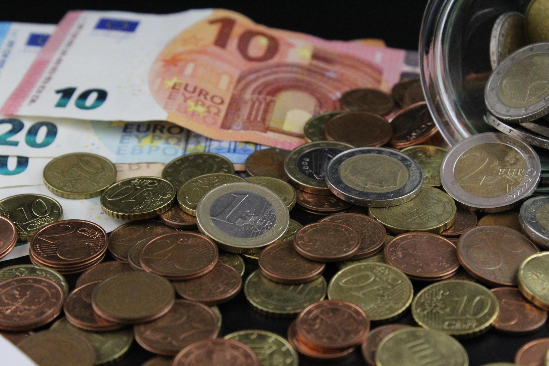 Taucha muss die Euros mehrmals umdrehen. Nach vielen guten Jahren wird das Geld nun zunehmend knapp. Ein neuer Kredit soll aufgenommen werden. (Foto: Pixabay)