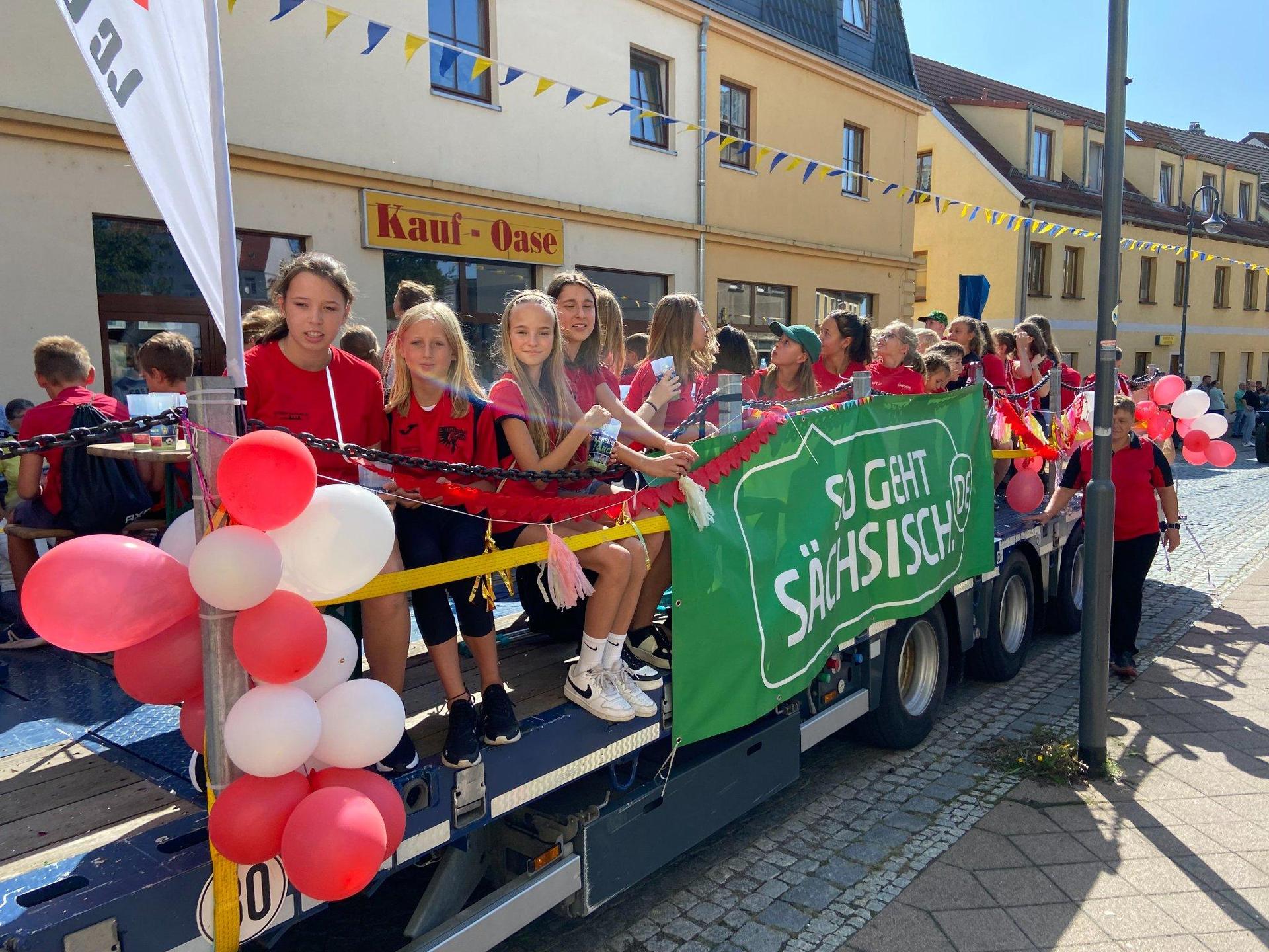 Auch in diesem Jahr wird es geschmückte Wagen der Vereine und Gewerbetreibenden geben. Hier ein Foto aus 2022. (Foto: Daniel Große)